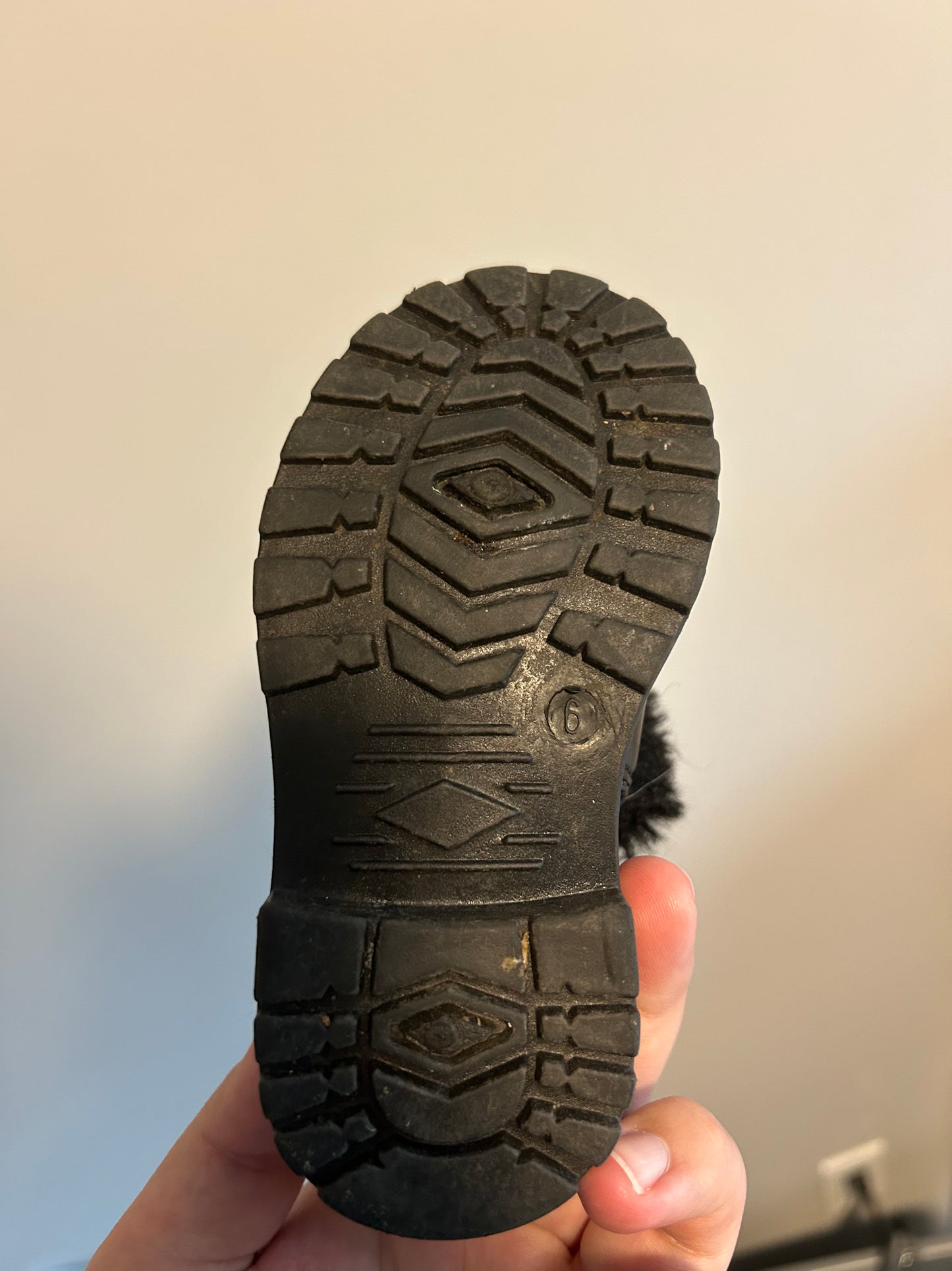 Beverly Hills polo club infant 6 black fur lined booties