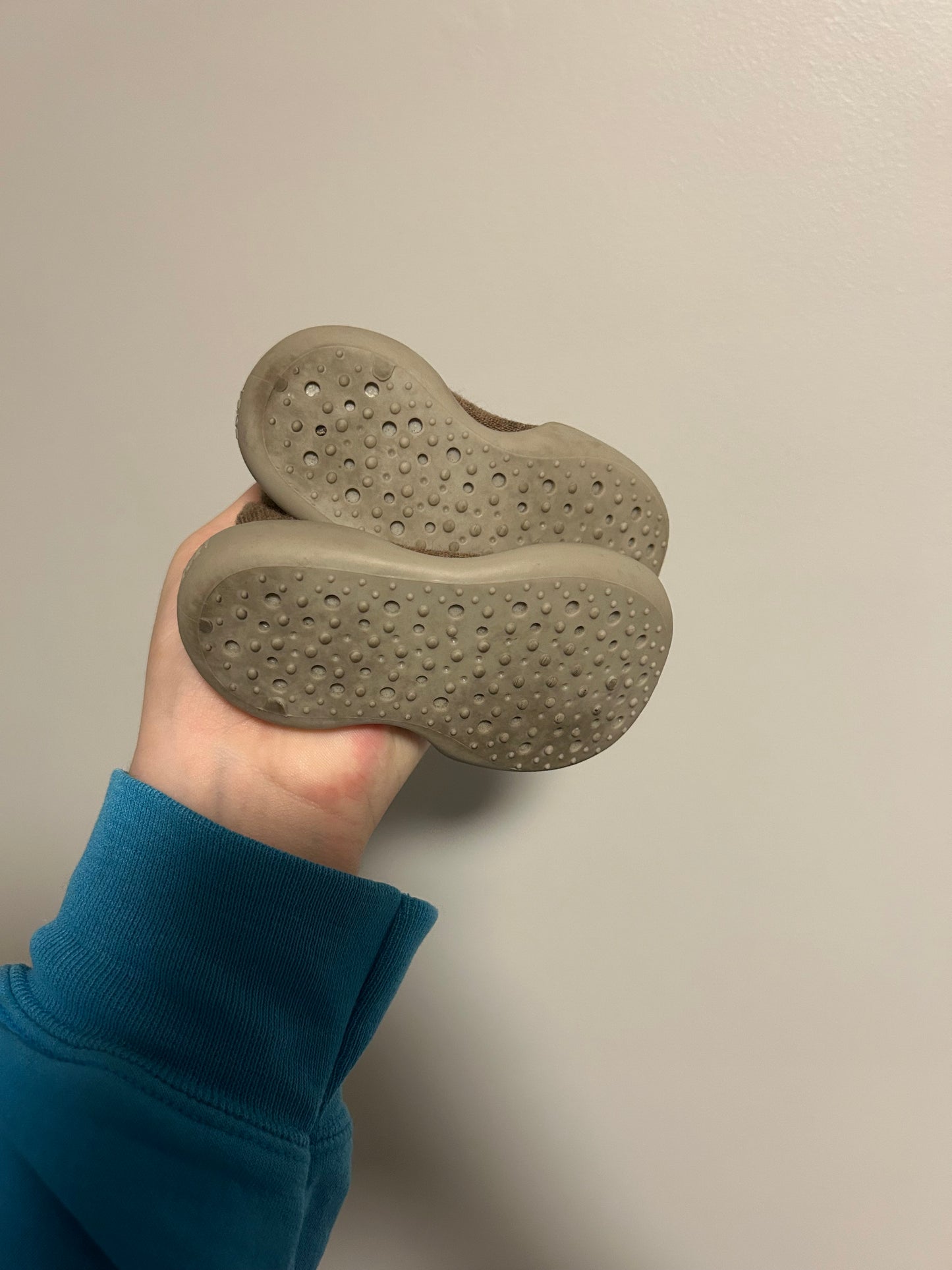 Infant 6 brown giraffe sock shoes