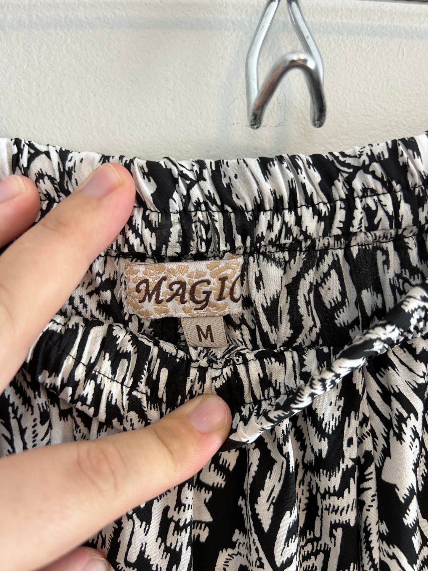 Magic medium black & white flowy maxi skirt