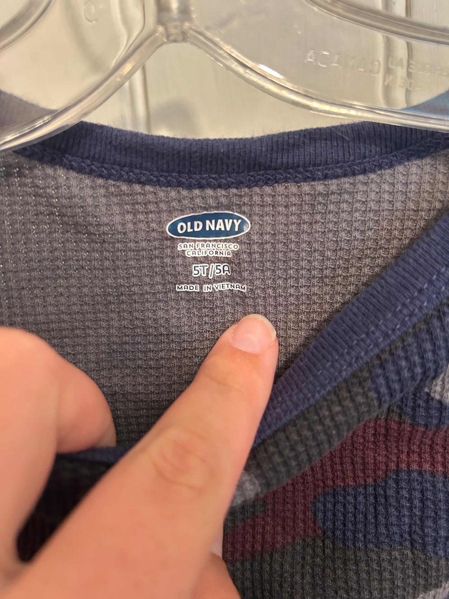 Old navy 5t blue & burgundy camo waffle knit top