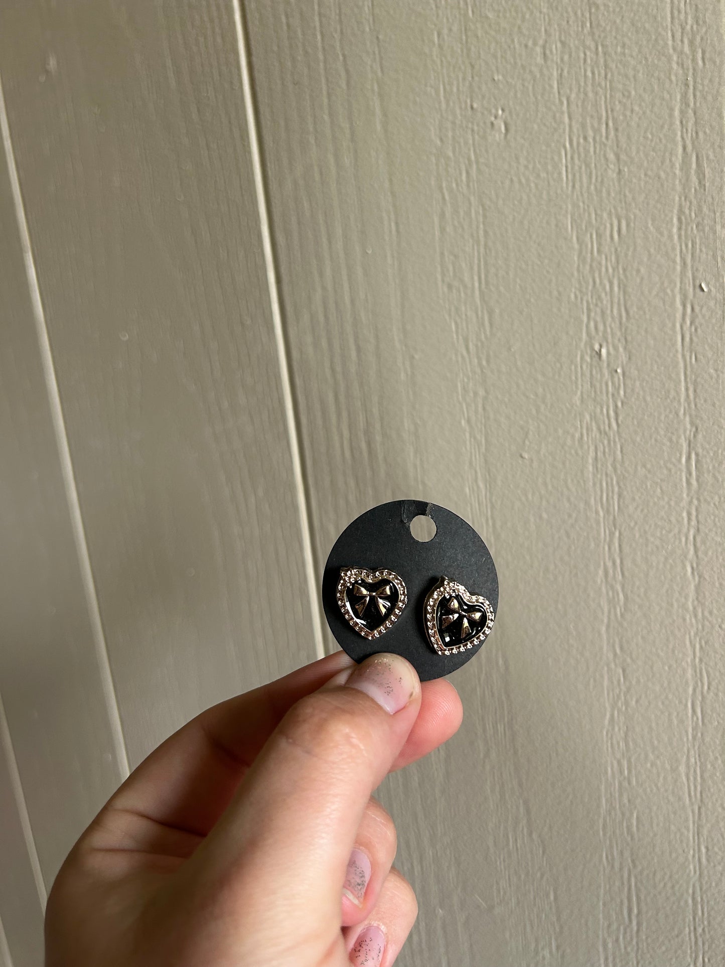 Black bow heart stud earrings