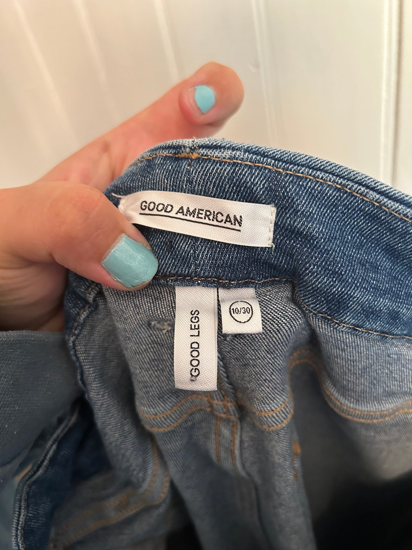 Good American 30 light wash skinny jeans with raw hems