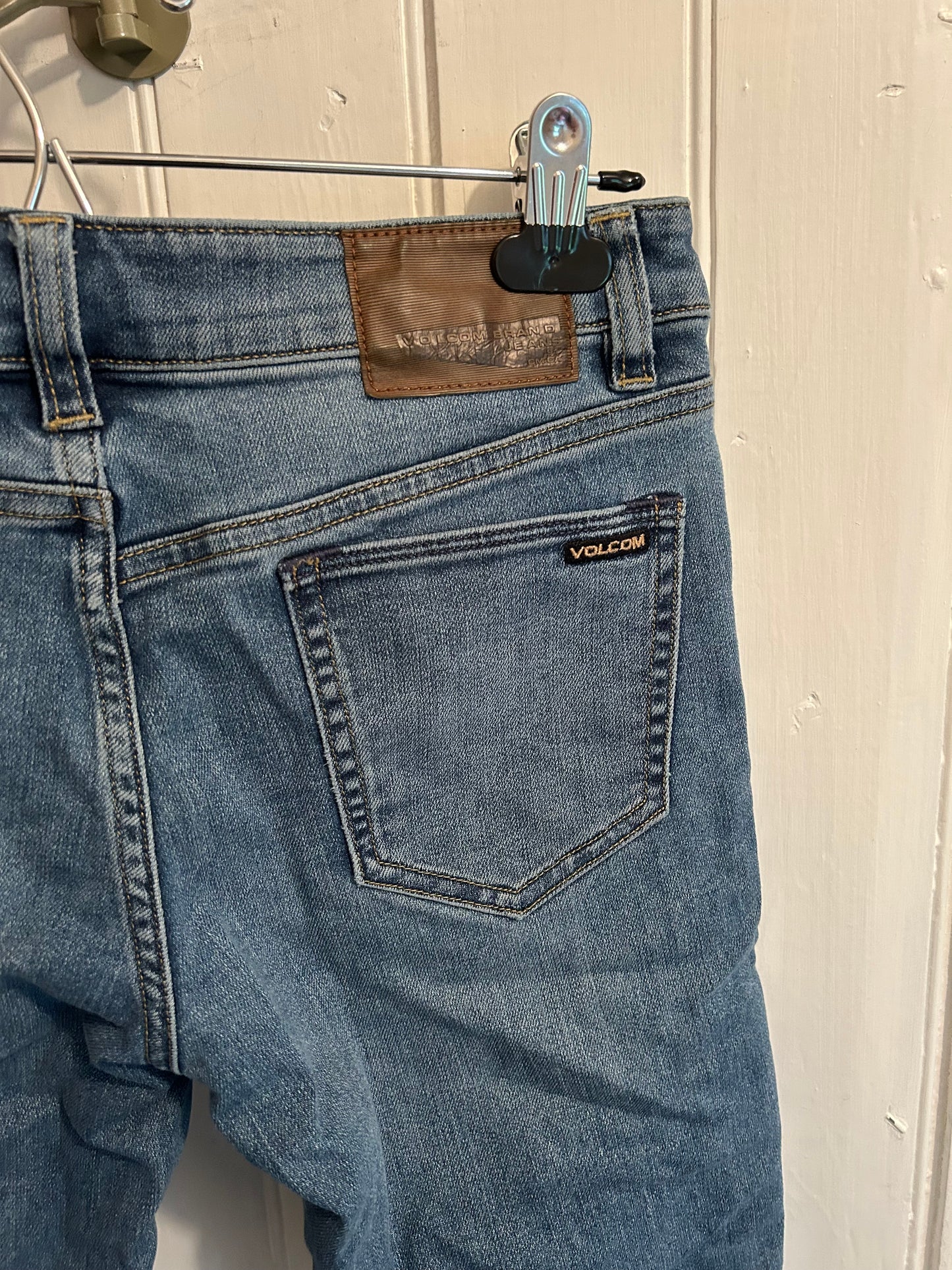 Volcom 29 light wash slim straight leg jeans