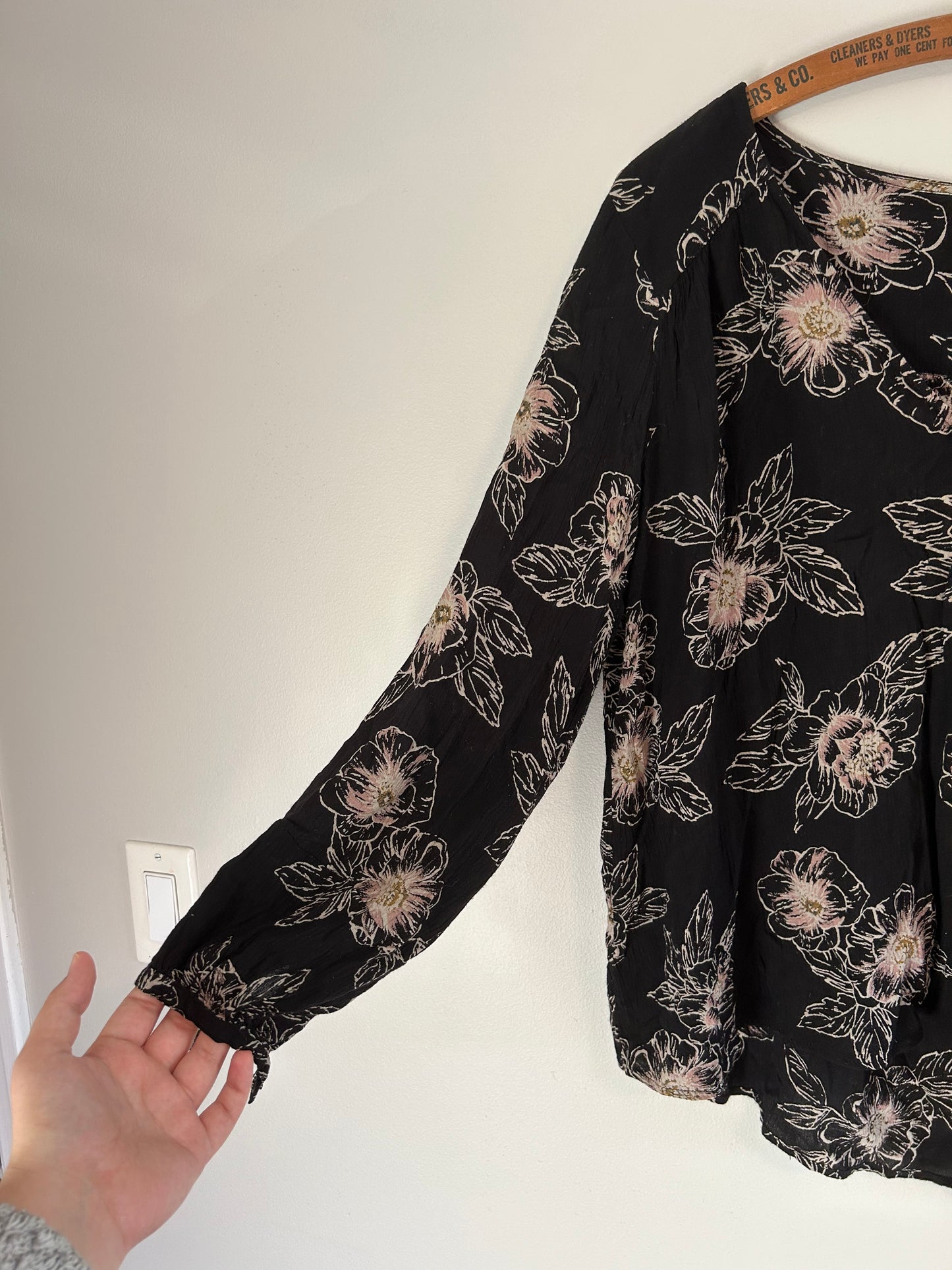 Amuse society large black & tan floral vneck long sleeve blouse