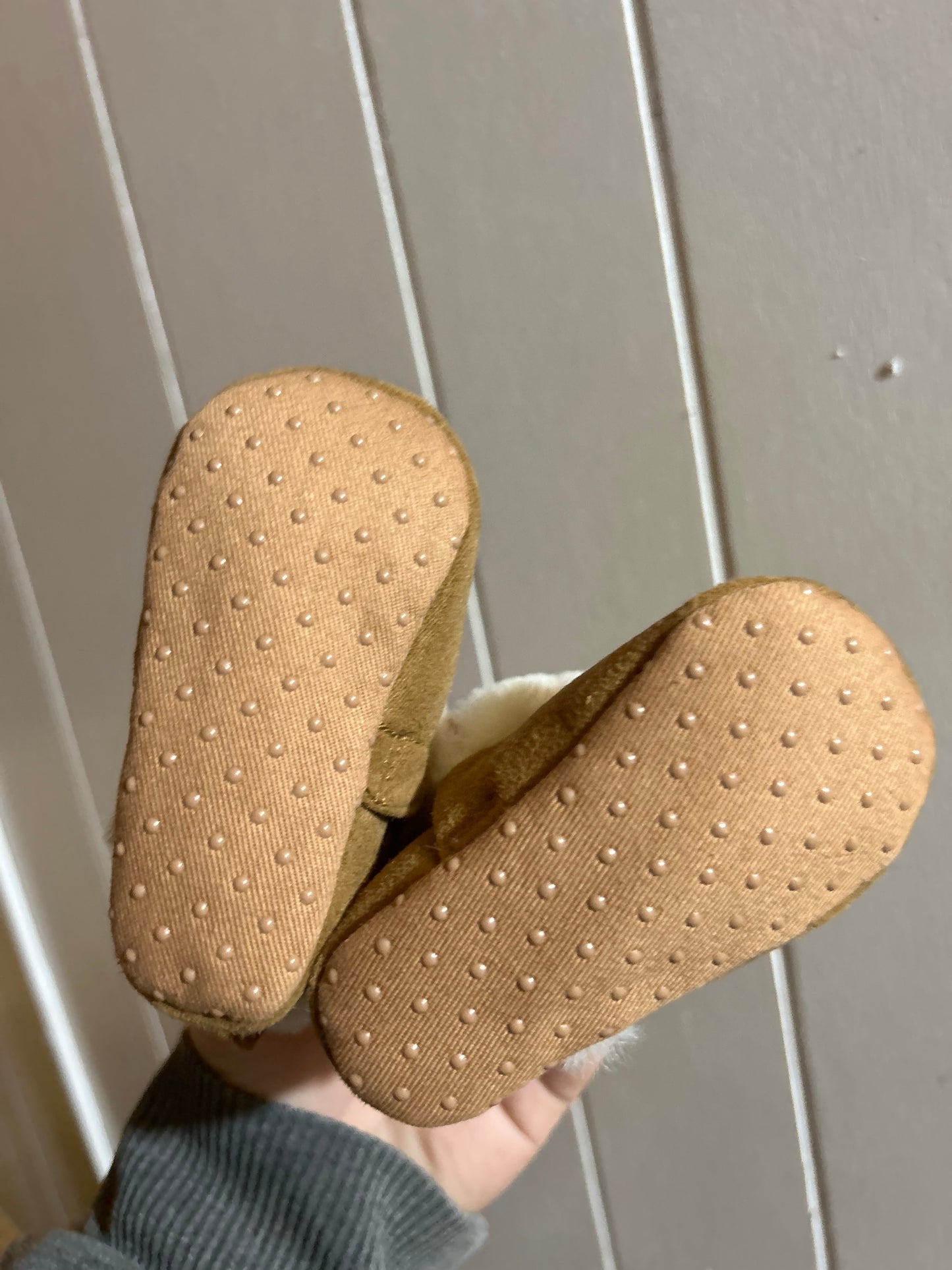Old navy 0/3m brown Sherpa booties