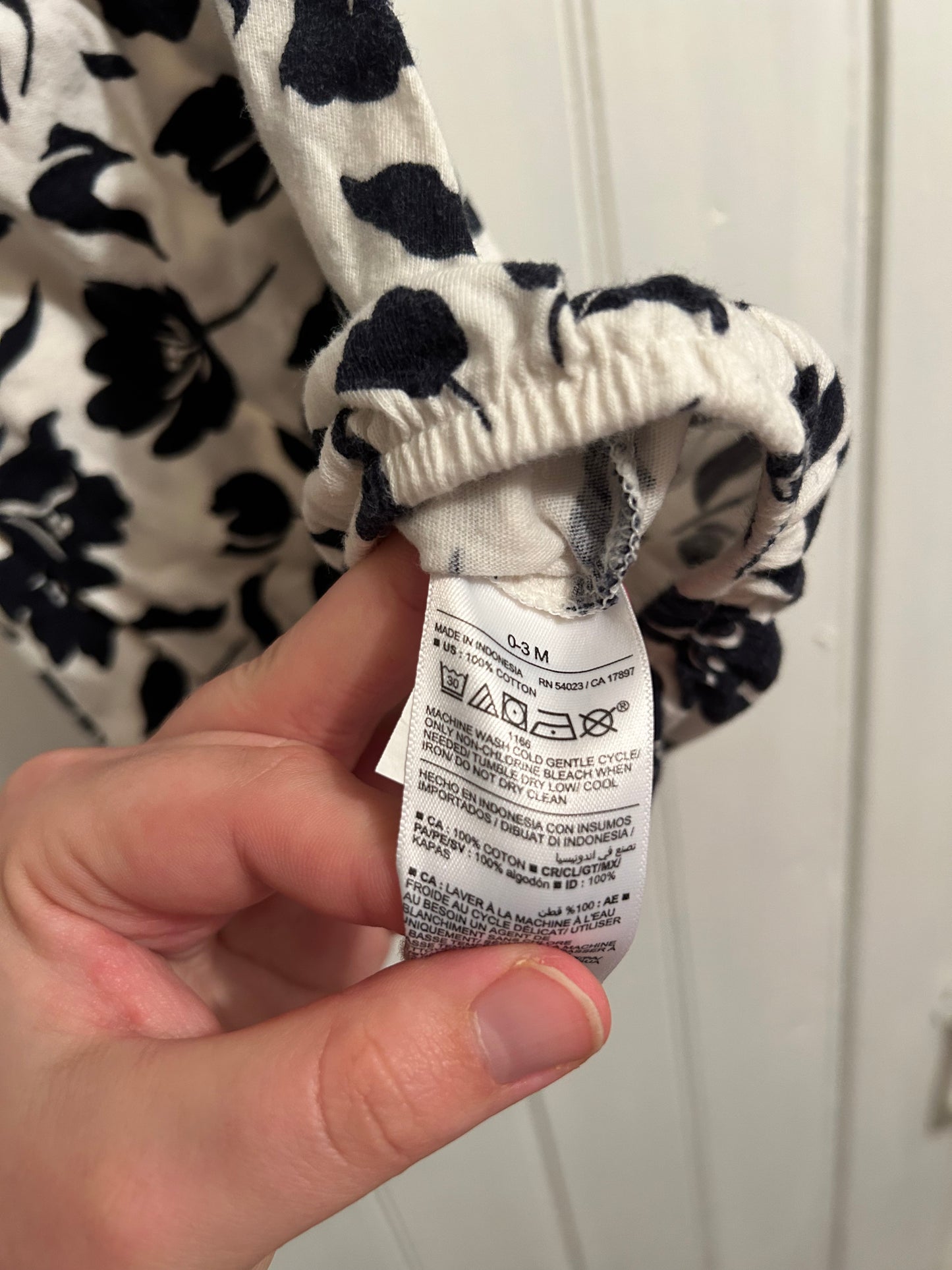 Old navy 0/3m black & white floral romper