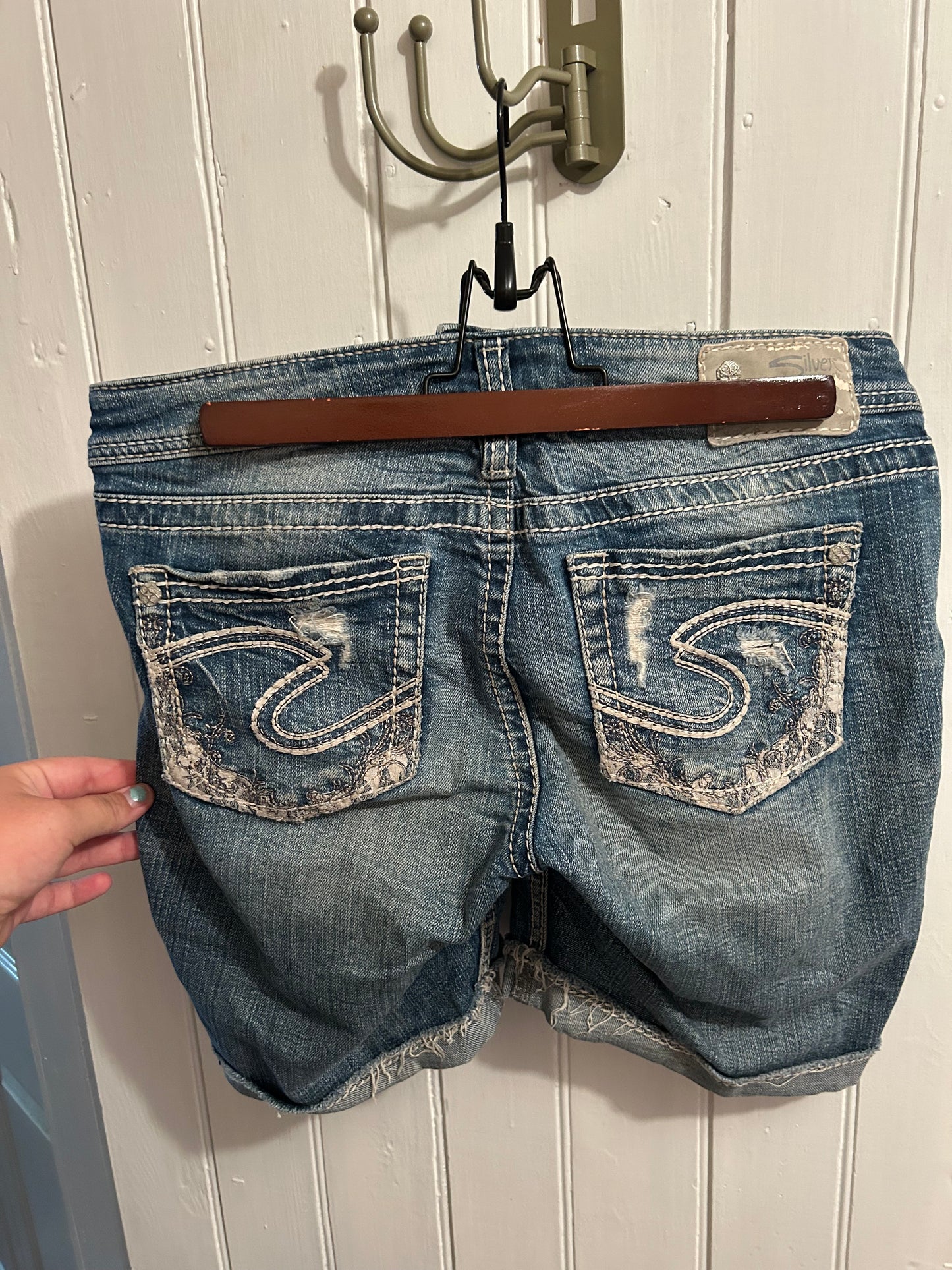 Silver jeans women’s 29 medium wash Bermuda denim shorts