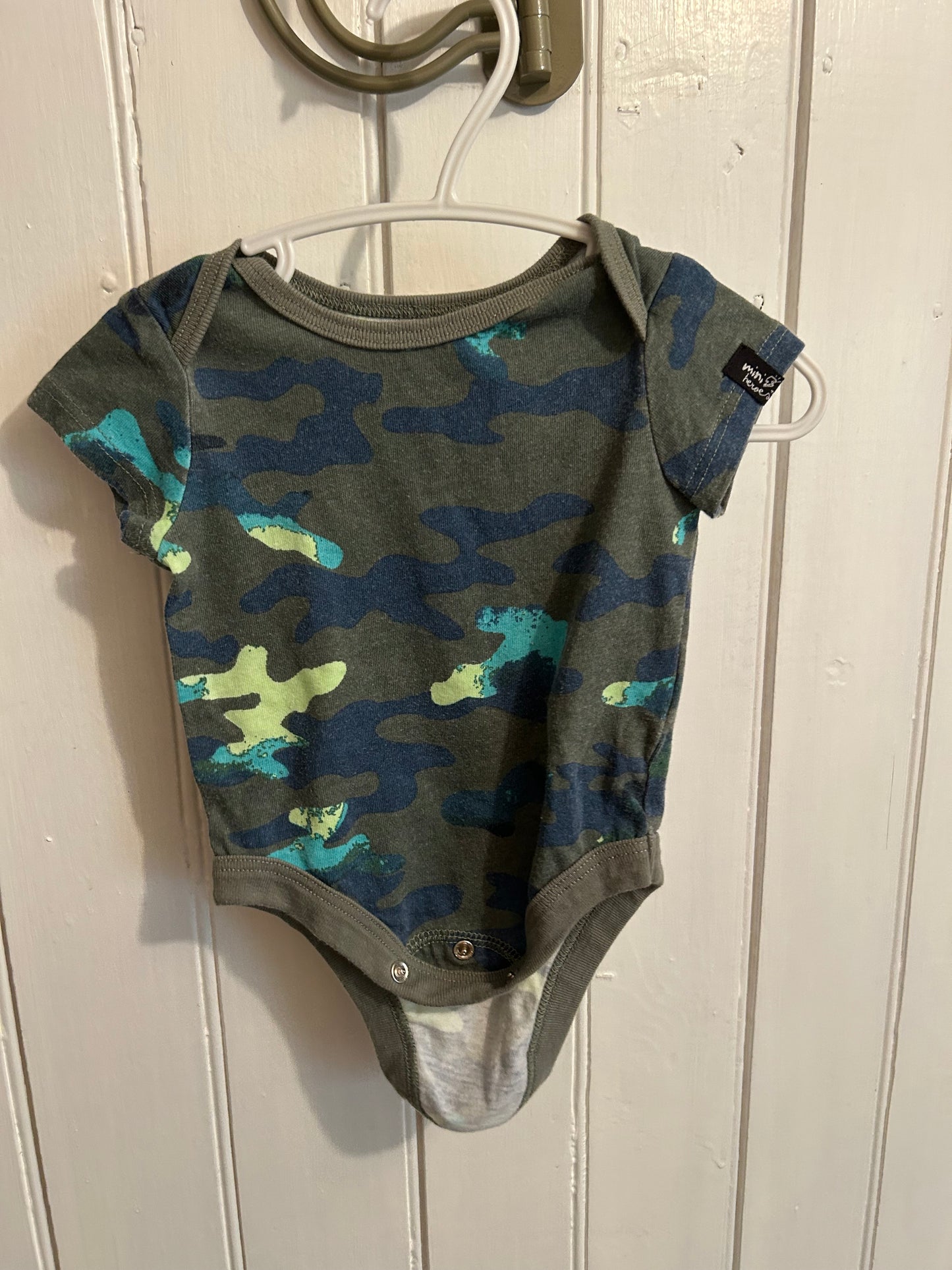 Mini Hero 0/3m green camo onesie