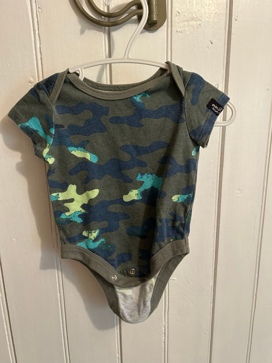 Mini Hero 0/3m green camo onesie