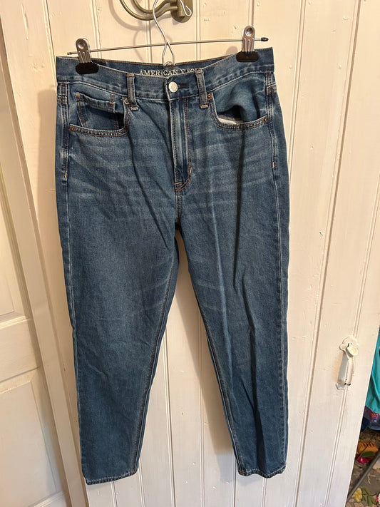 American eagle 6 medium wash mom jeans