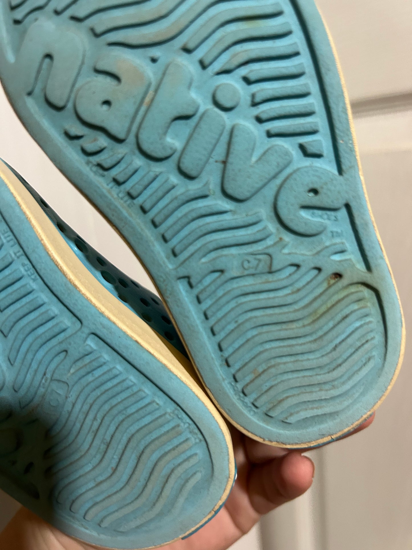 Native toddler 7 blue shoes