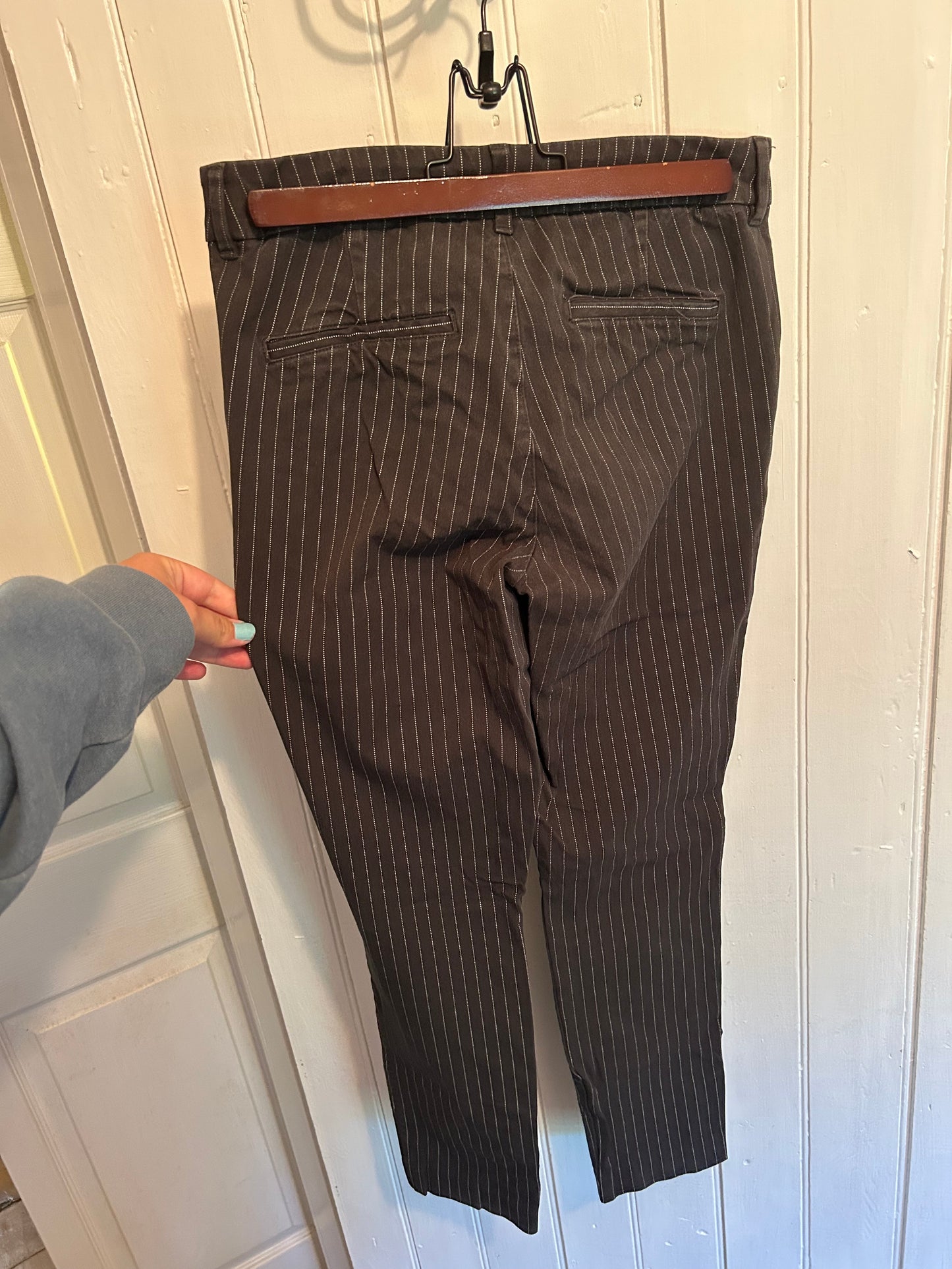 Old navy 4 TALL black striped skinny pixie pant