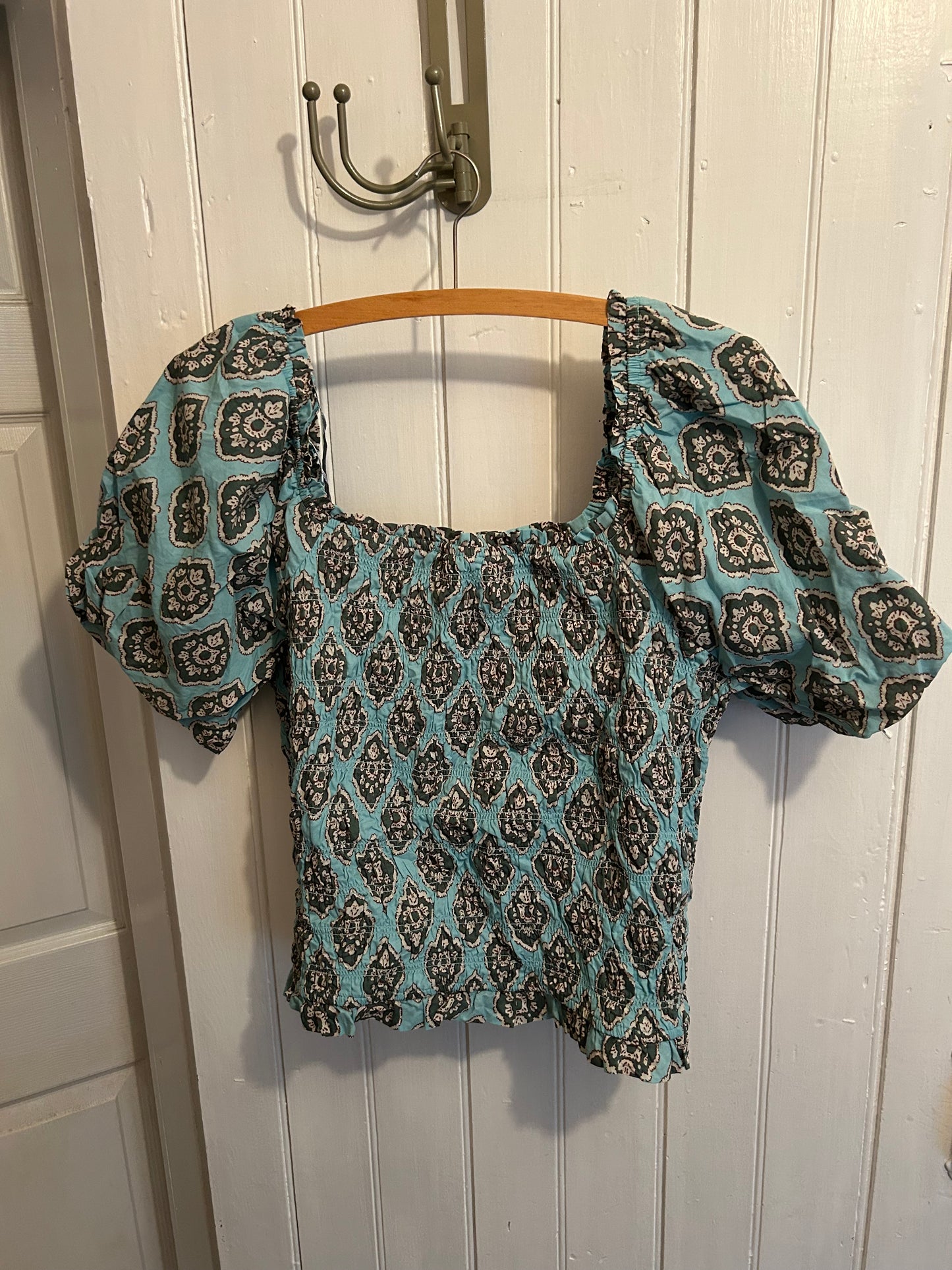 Maurcies 1x blue & green paisley scrunch cropped top