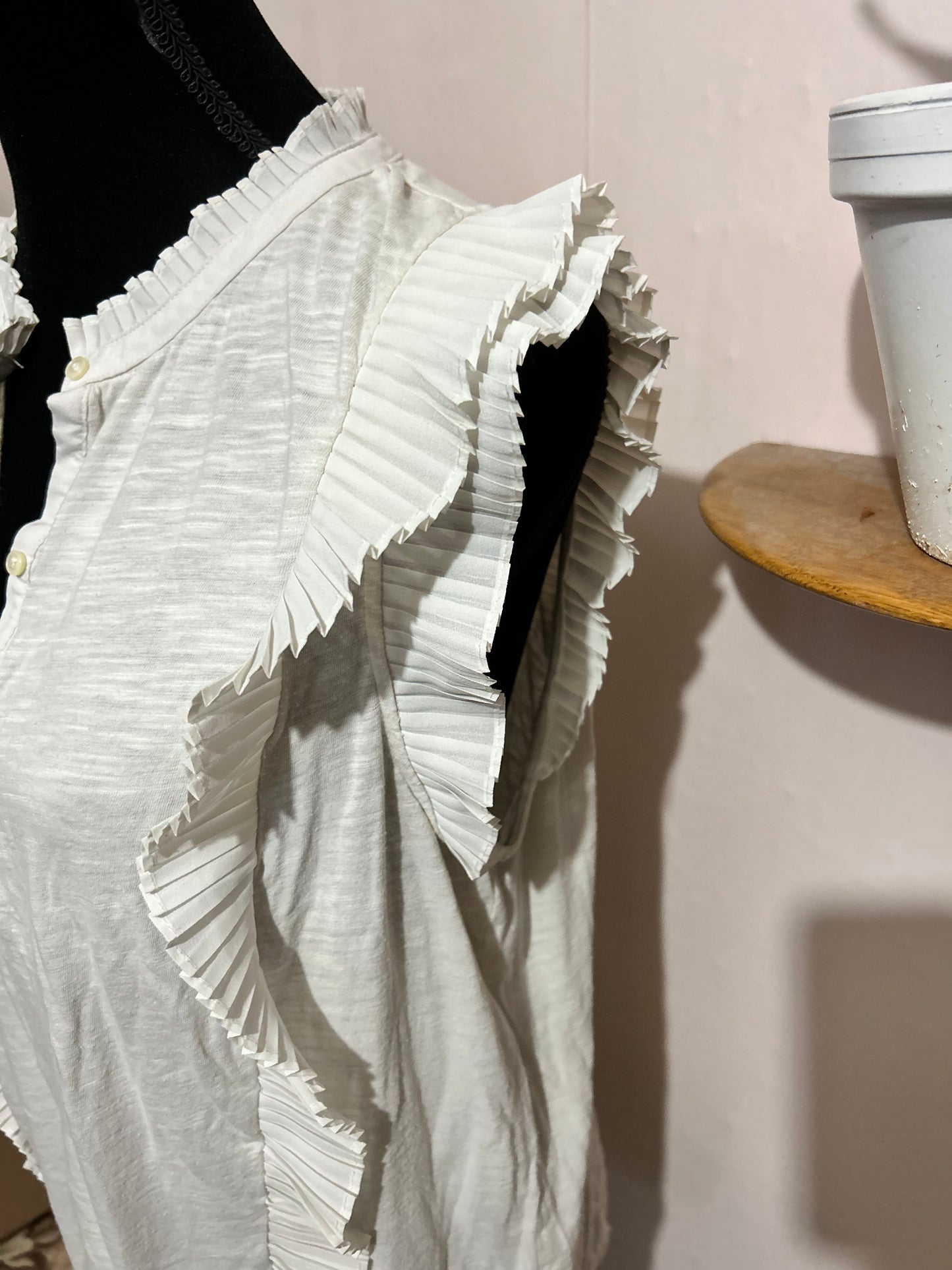 Banana republic large white ruffle blouse