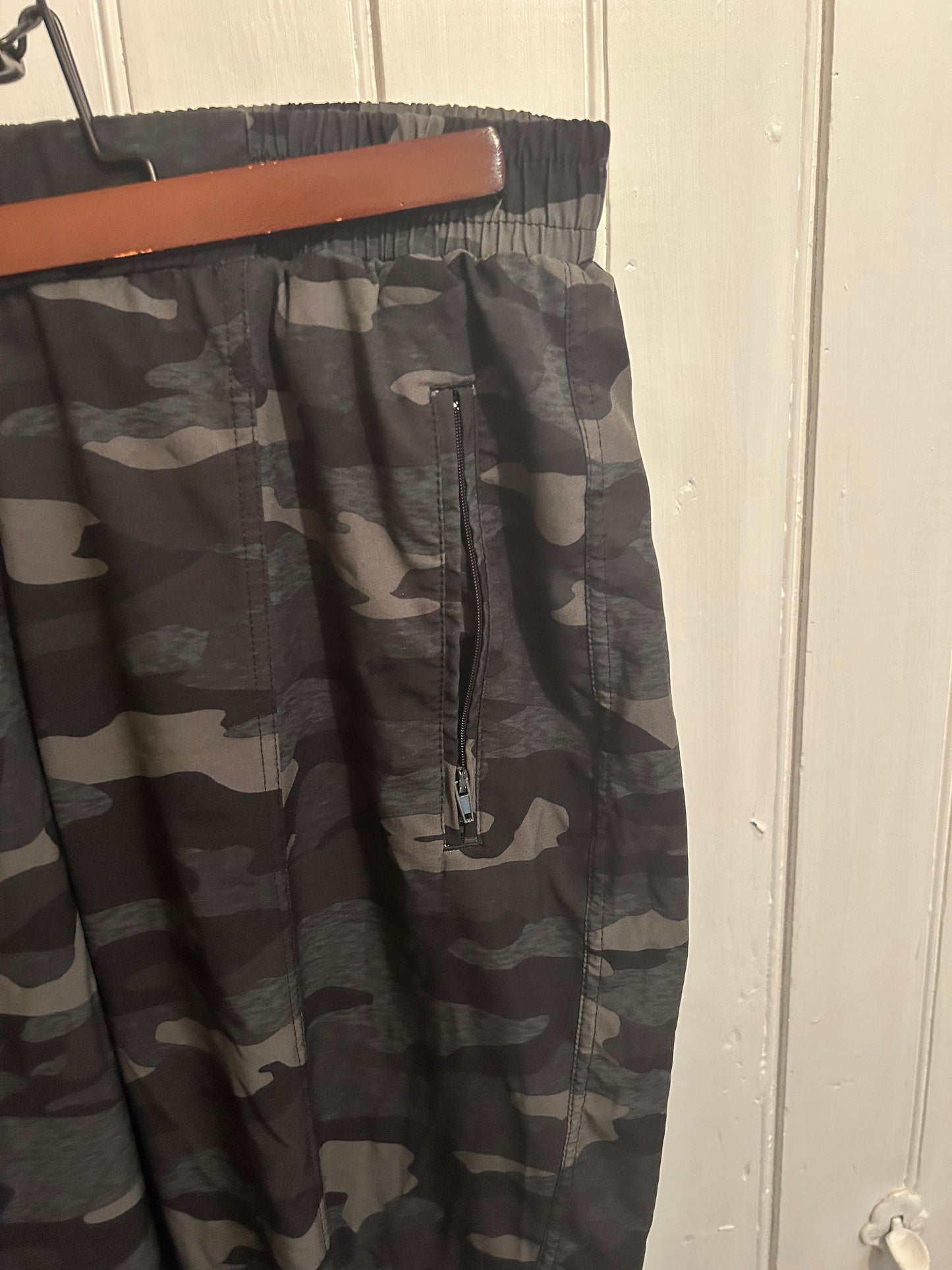 Old navy active large neutral camo joggers