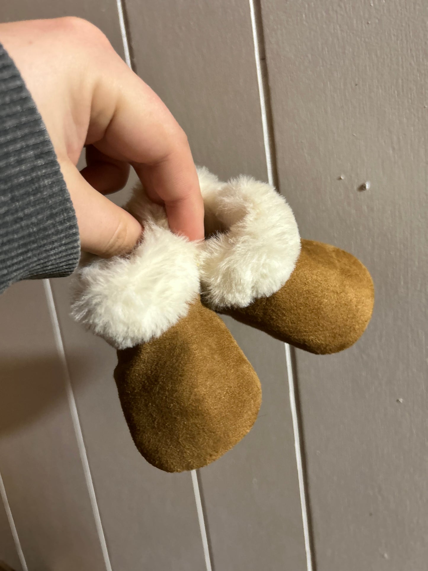 Old navy 0/3m brown Sherpa booties