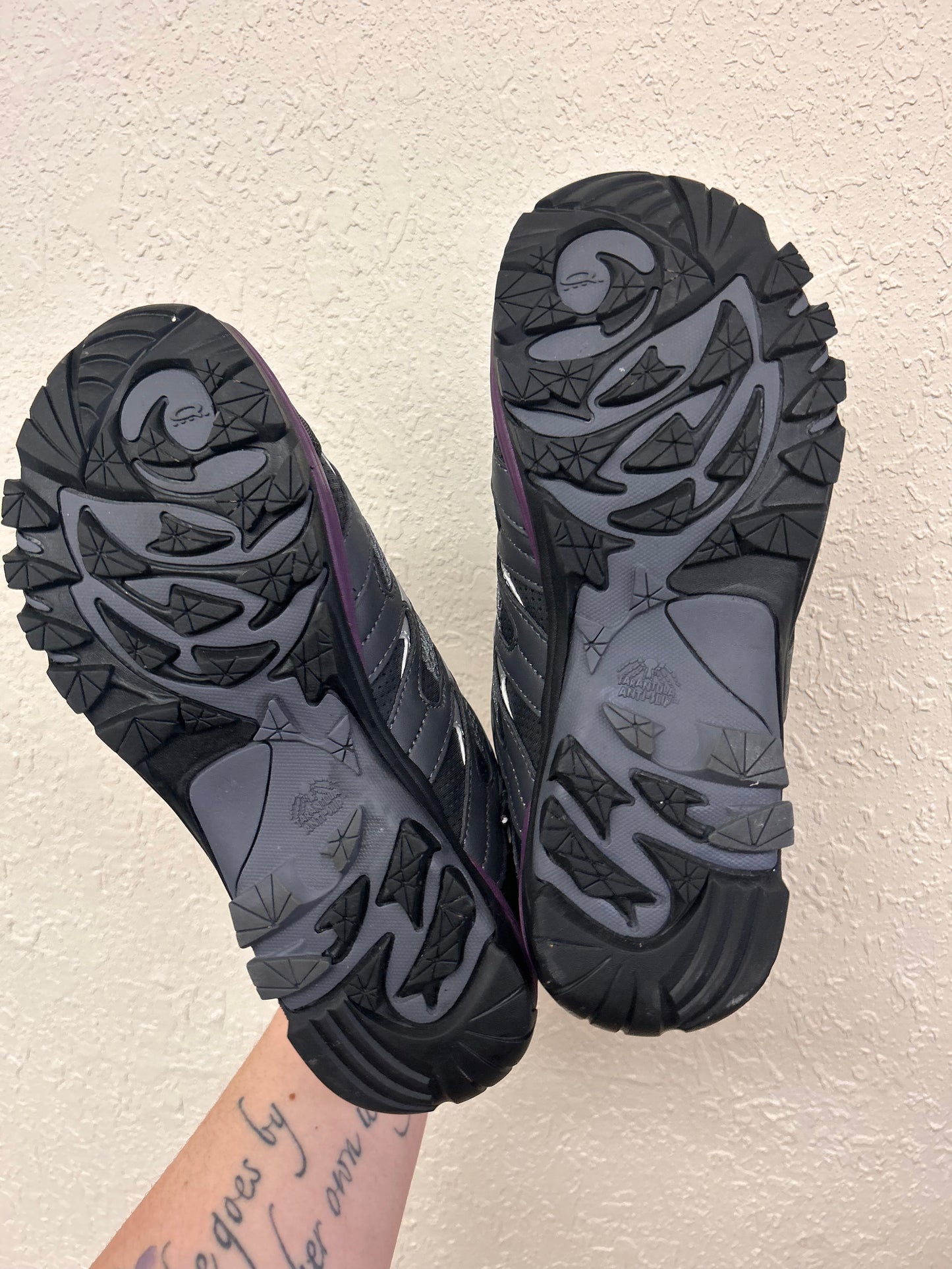 NEW Wind river DR scholls 8.5 grey  runners