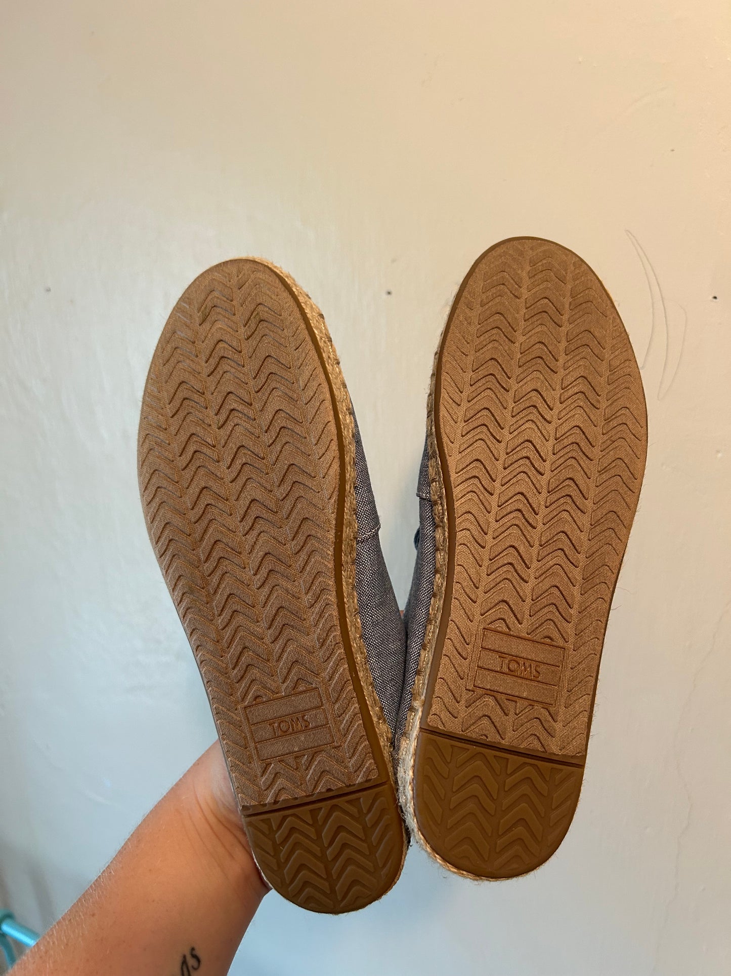 TOMS women’s 7 blue woven flats shoes