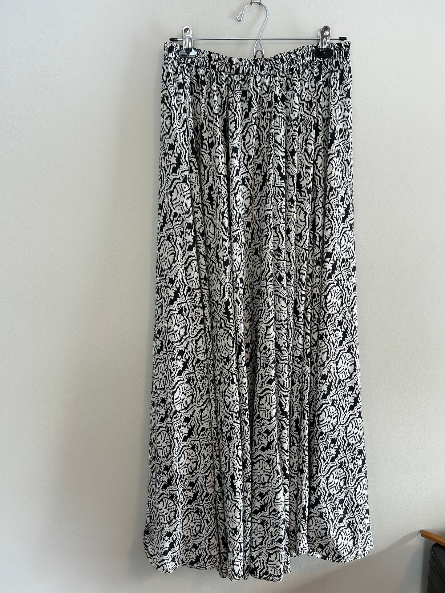 Magic medium black & white flowy maxi skirt