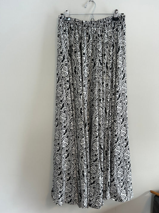 Magic medium black & white flowy maxi skirt