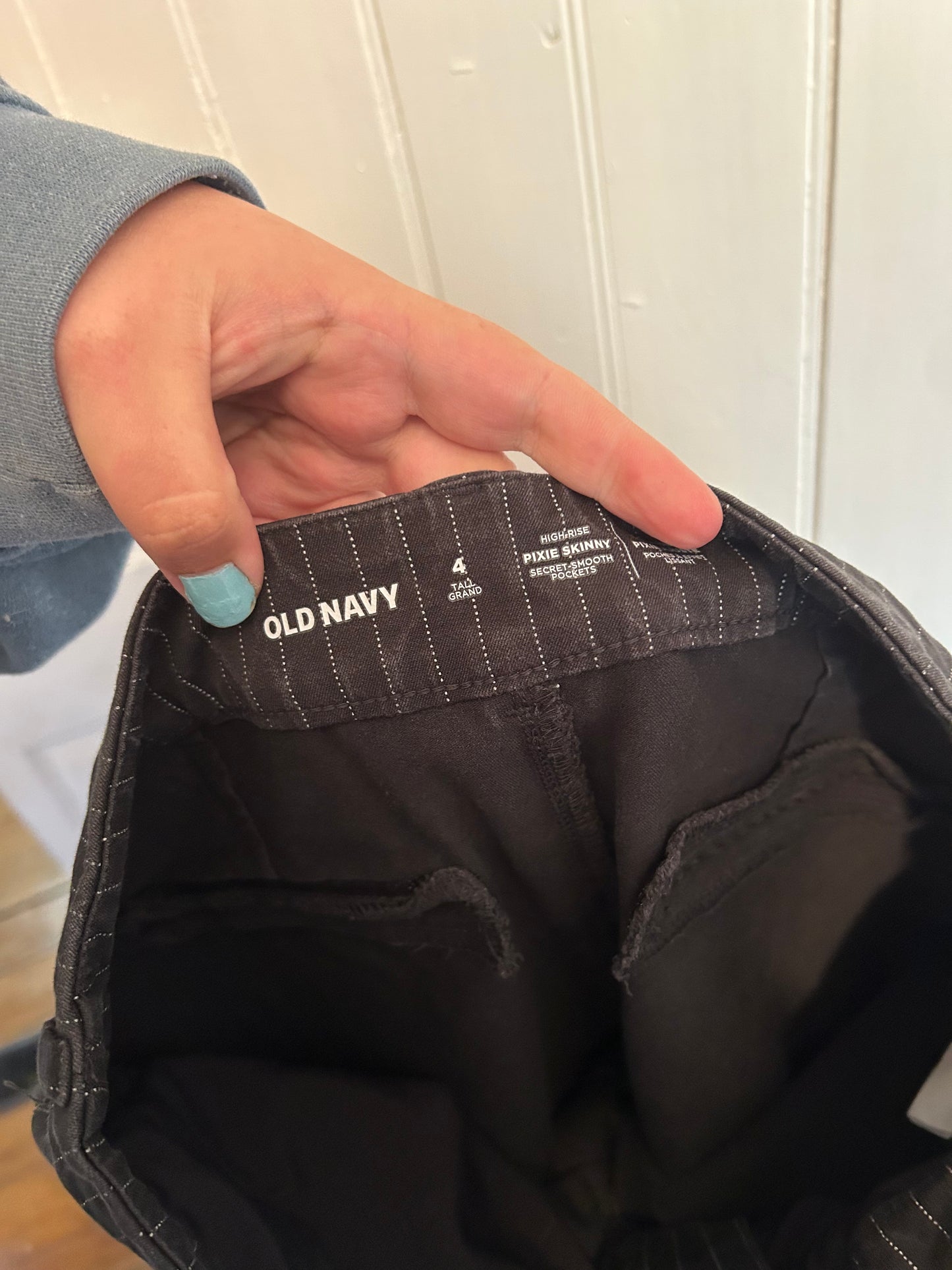 Old navy 4 TALL black striped skinny pixie pant