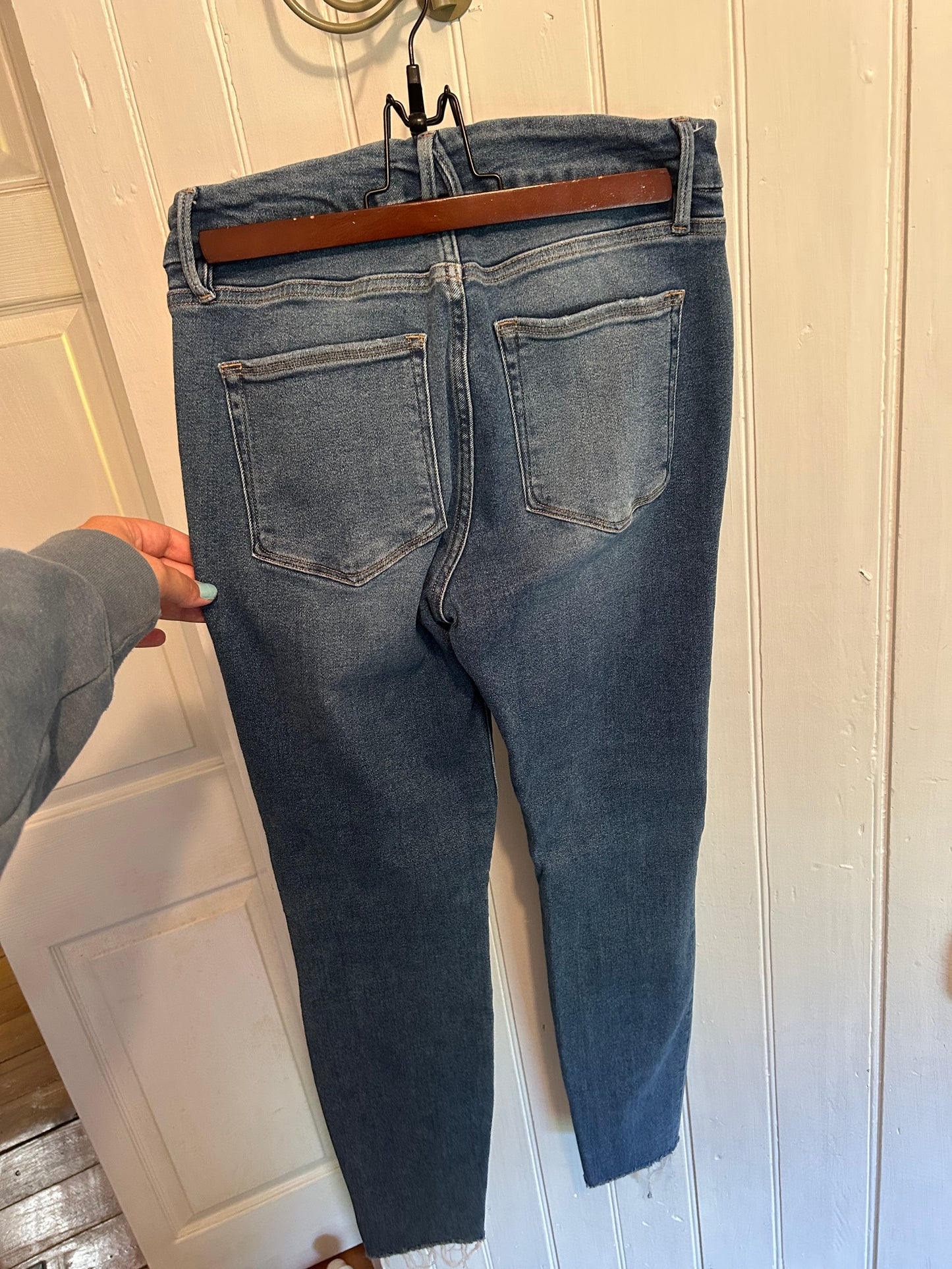 Good American 30 light wash skinny jeans with raw hems