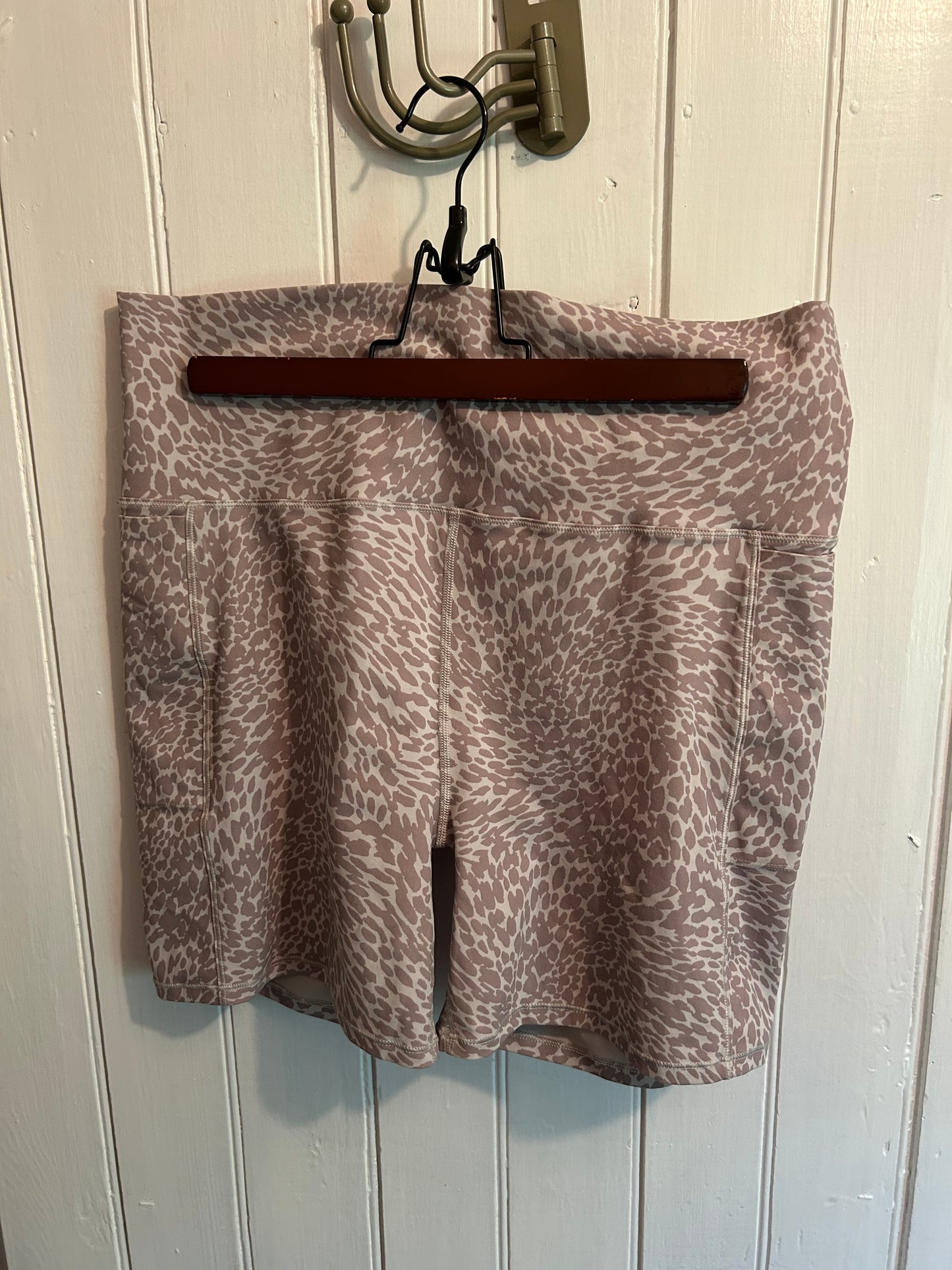 Vuori xl brown bike shorts