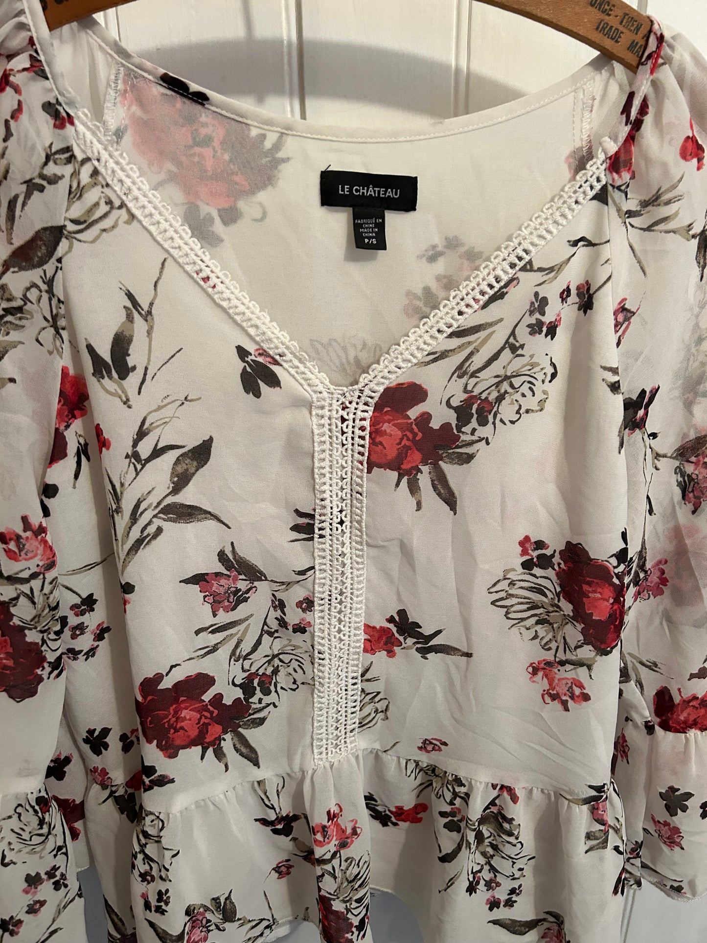 Le château small white & red floral flare sleeve blouse