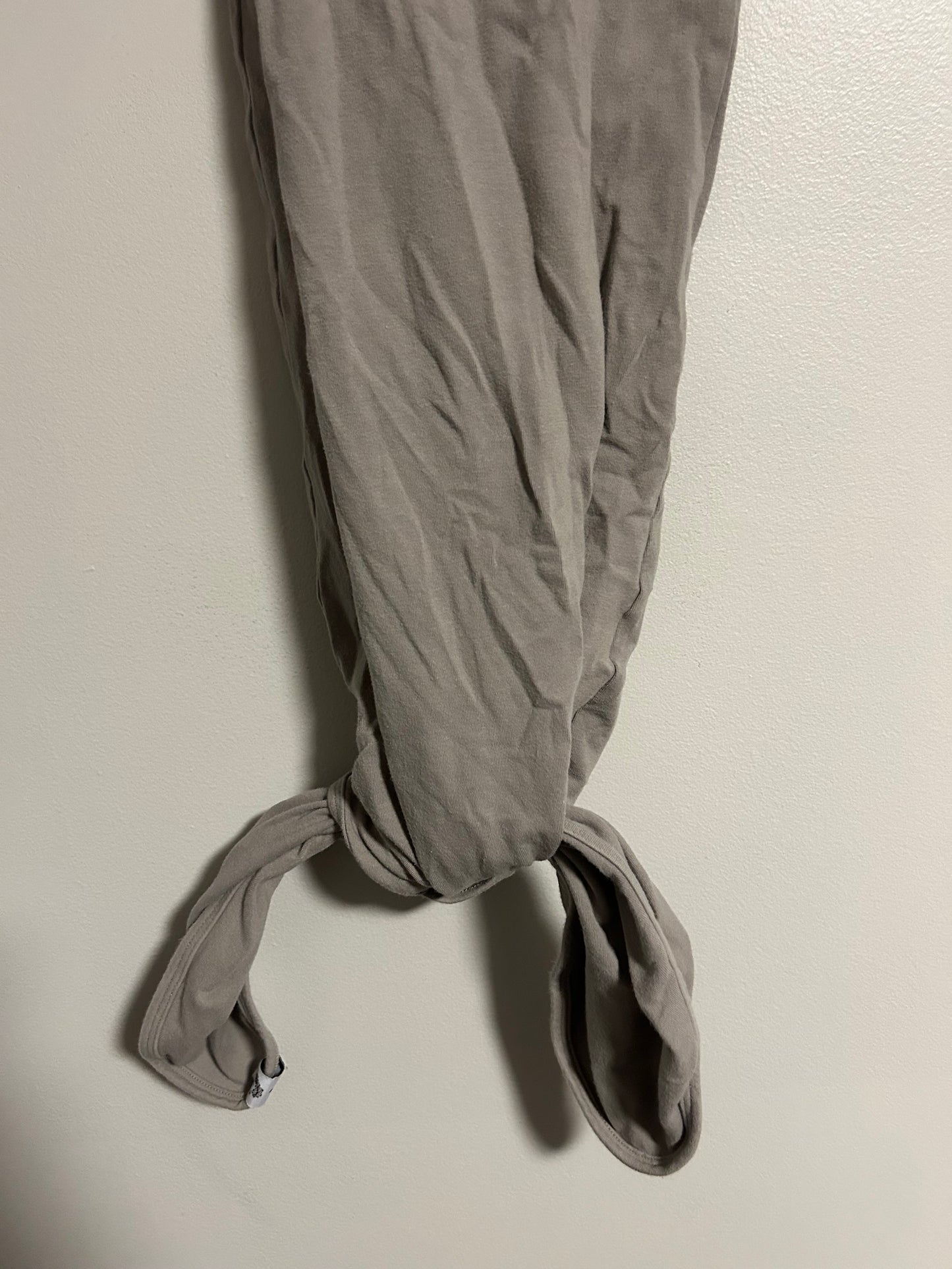 Over company 0/3m grey knot gown