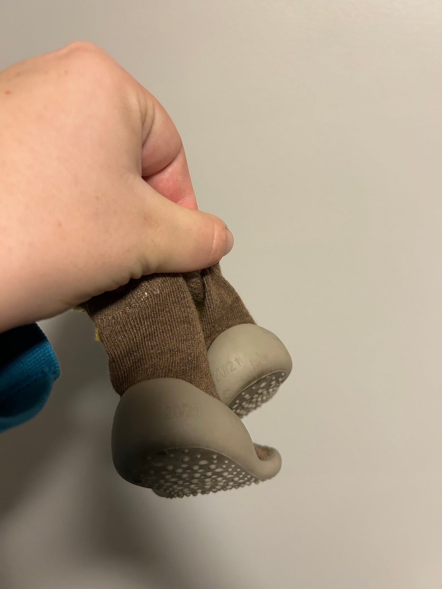 Infant 6 brown giraffe sock shoes