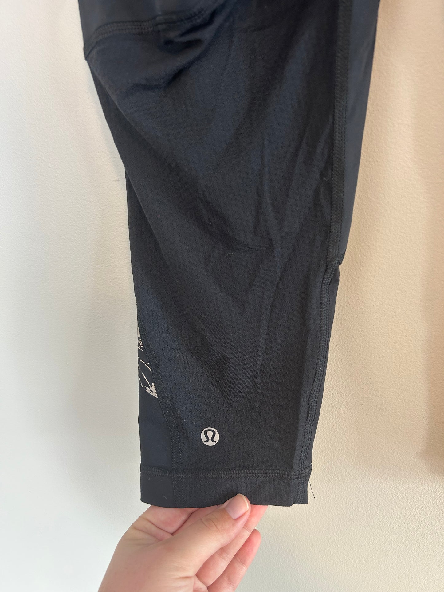 Lululemon 6 black butterfly cropped leggings