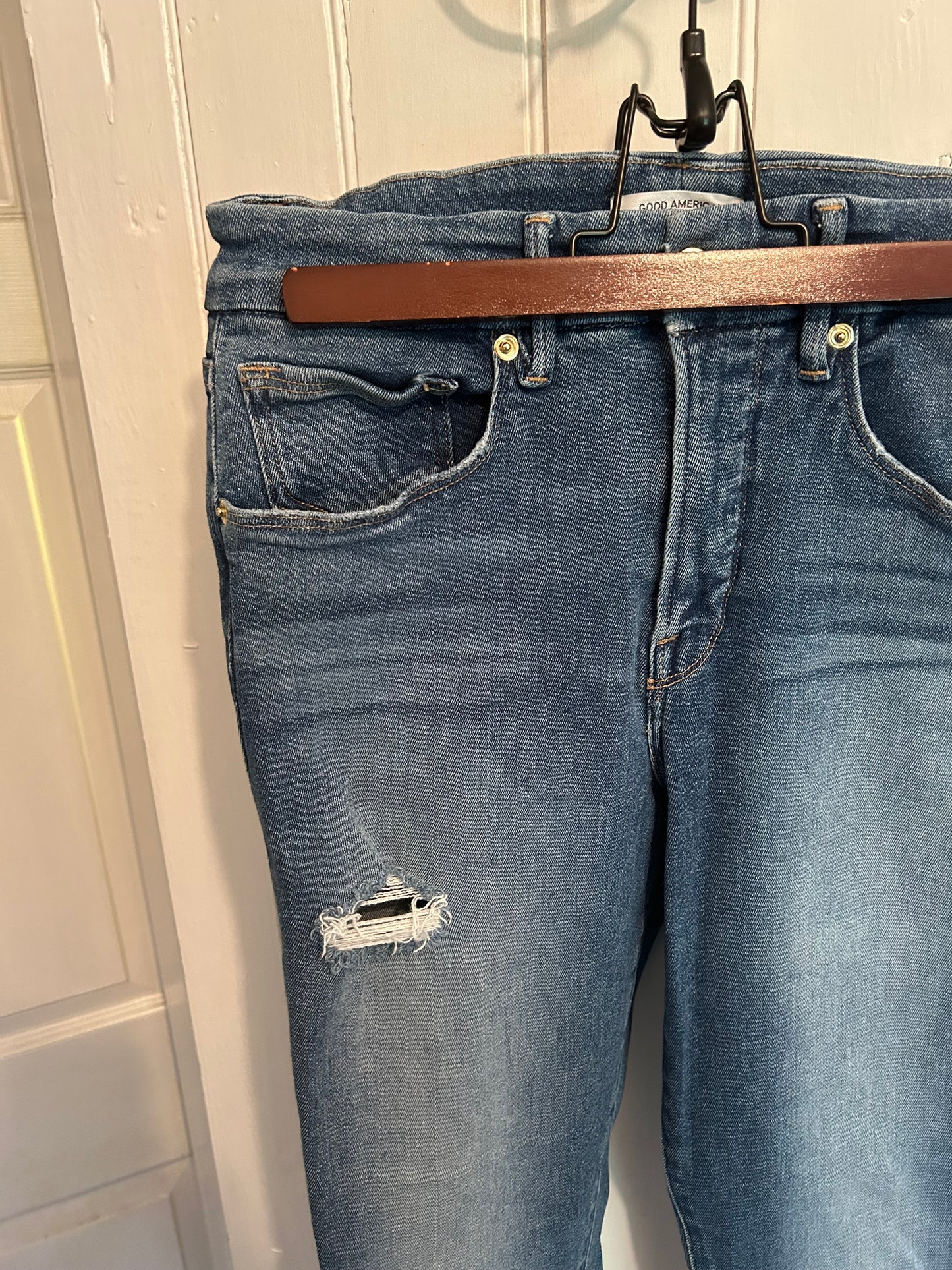 Good American 30 light wash skinny jeans with raw hems