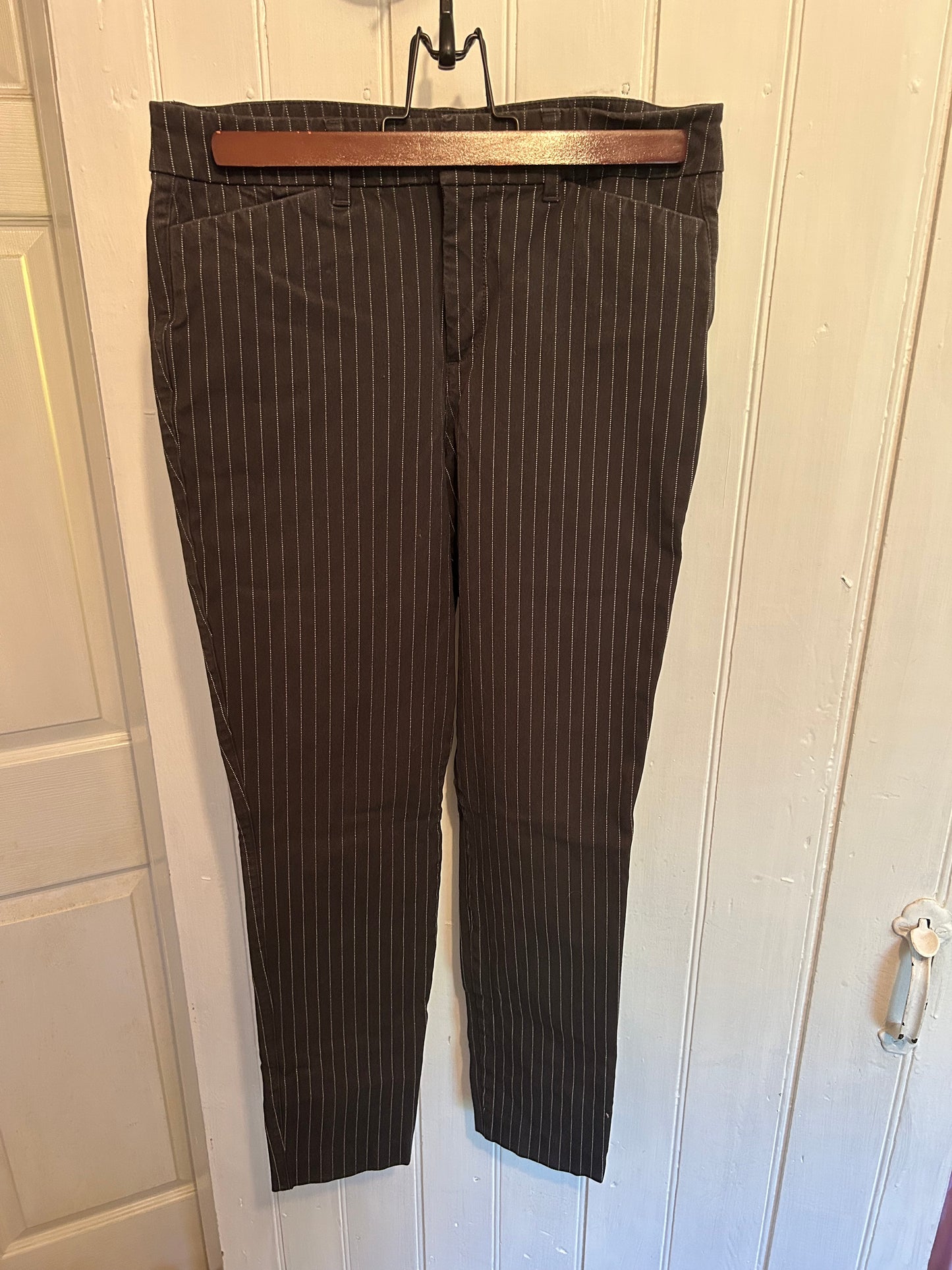 Old navy 4 TALL black striped skinny pixie pant