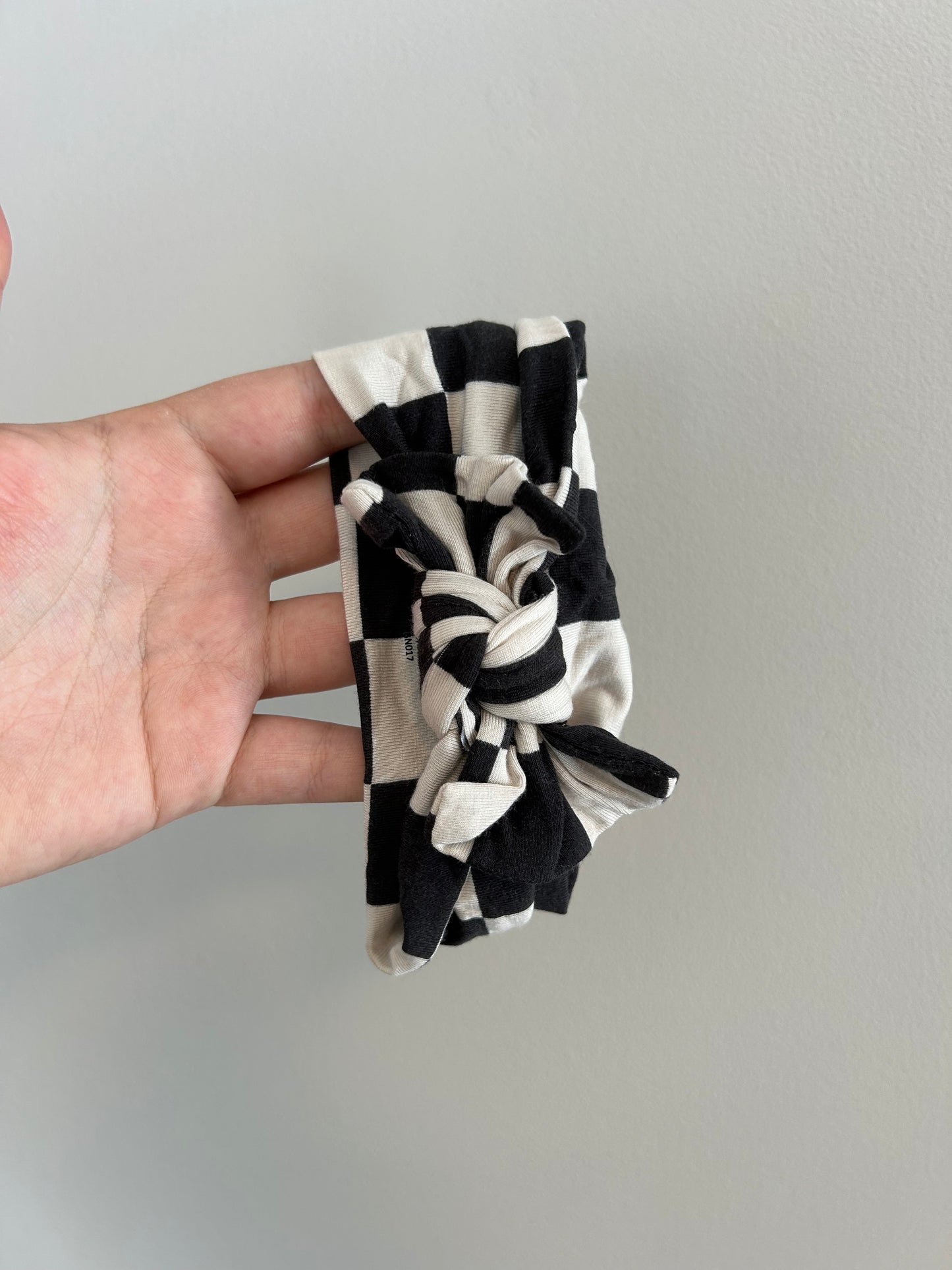 Pip & phee 0/6m white & black checkered bow