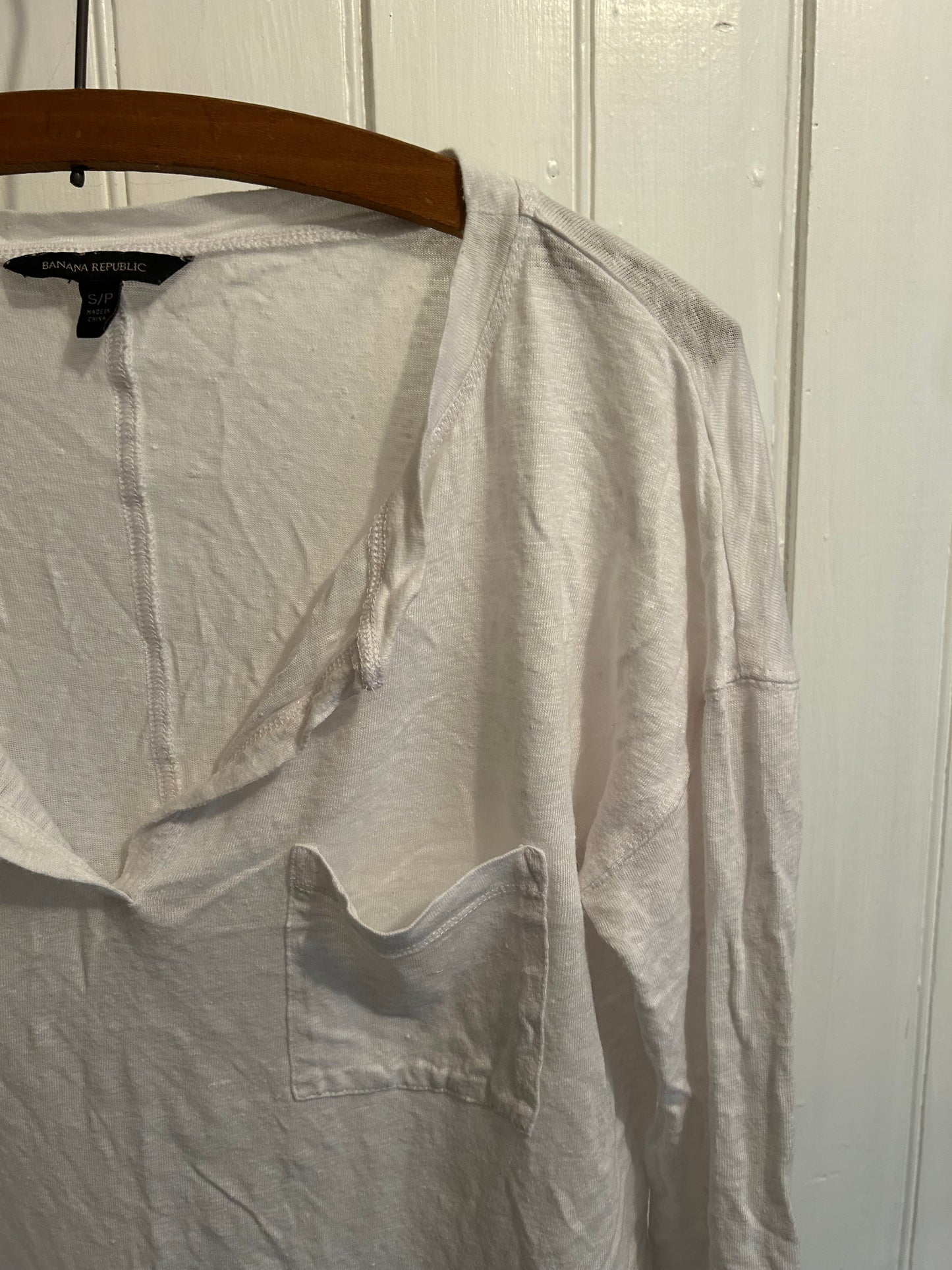 Banana republic small white long sleeve vneck top