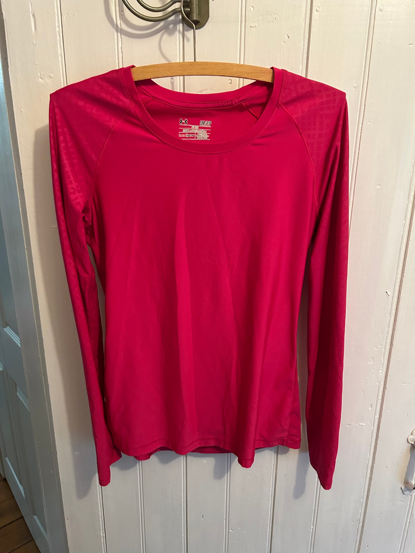 Under armour small pink long sleeve top