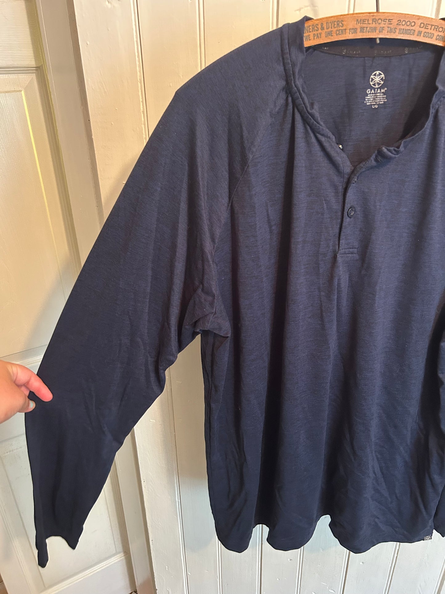 Gaiam men’s large navy blue shirt