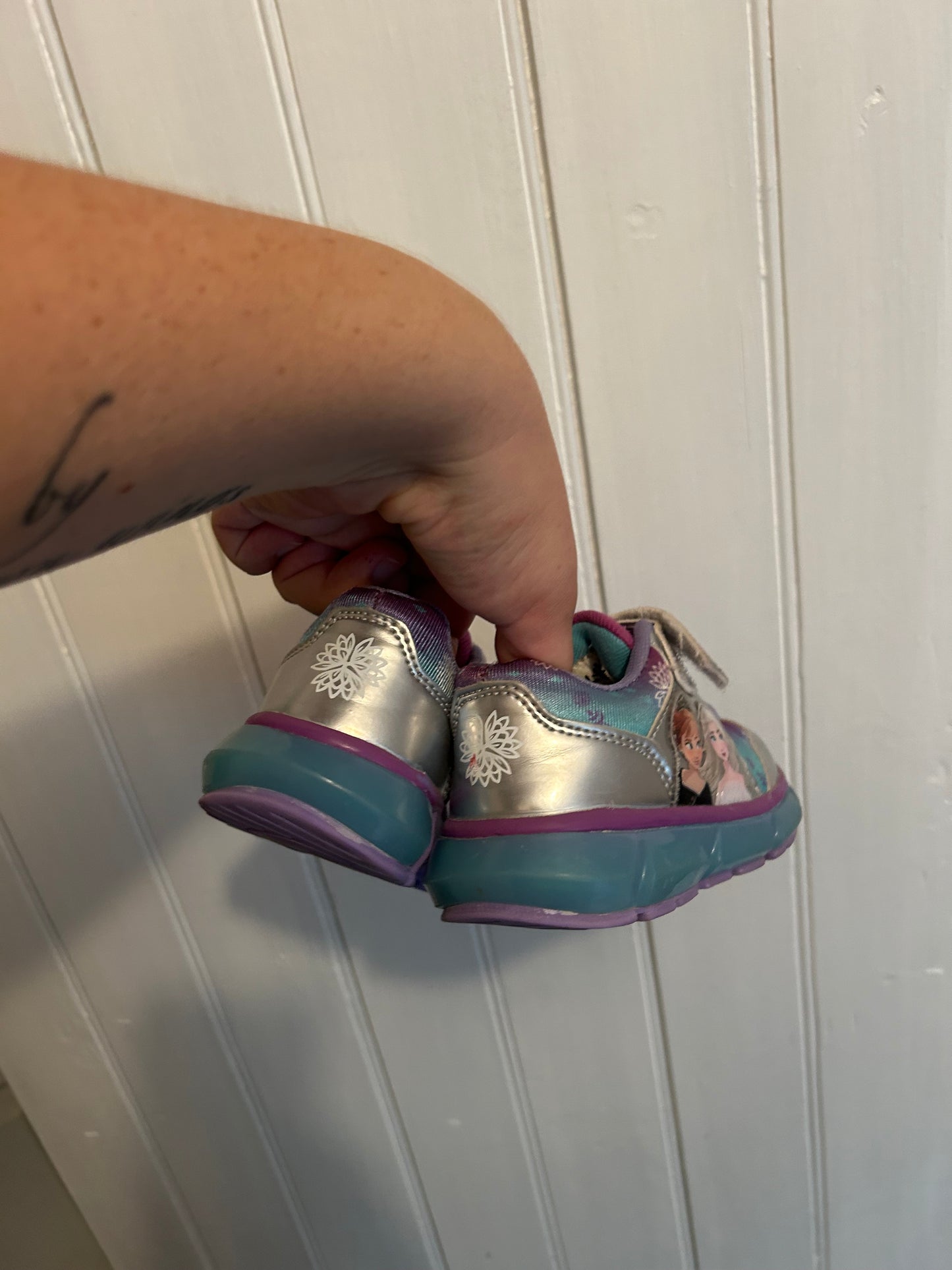 Frozen infant 7 light up sneakers