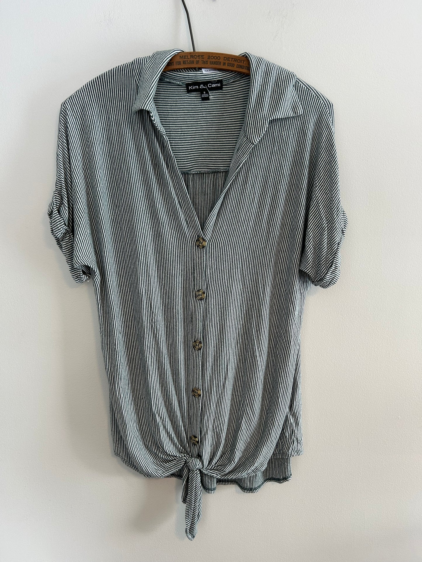 Kim & cami small green striped button up twist tie hem top