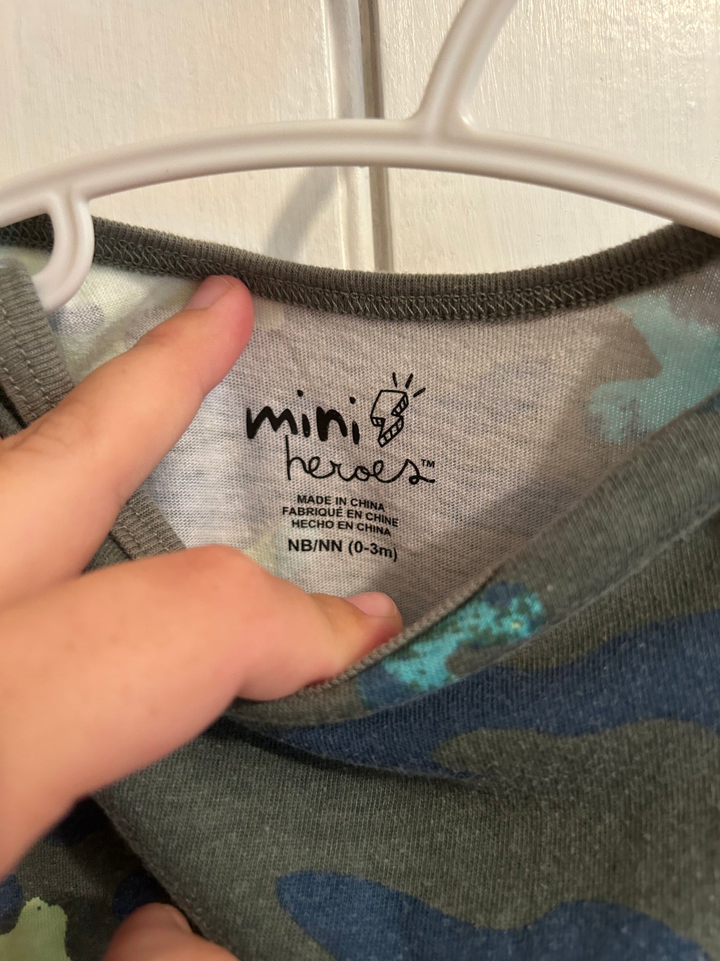 Mini Hero 0/3m green camo onesie