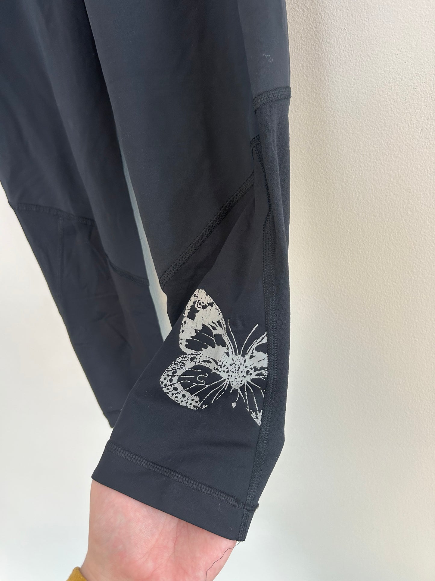 Lululemon 6 black butterfly cropped leggings