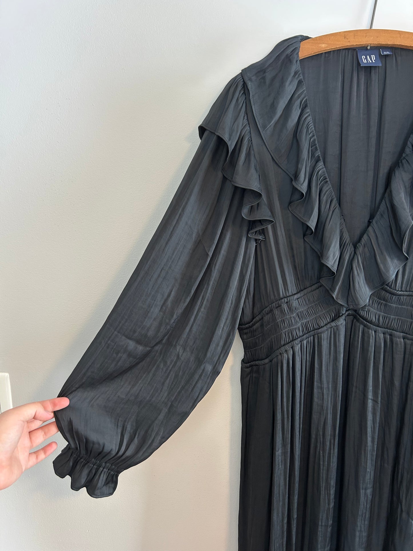 Gap xl black vneck long sleeve maxi ruffle dress