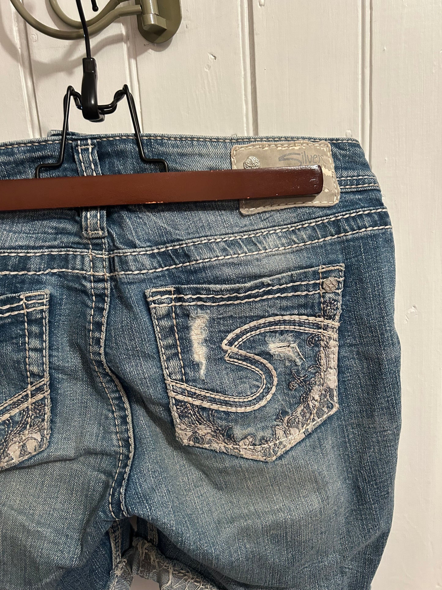 Silver jeans women’s 29 medium wash Bermuda denim shorts