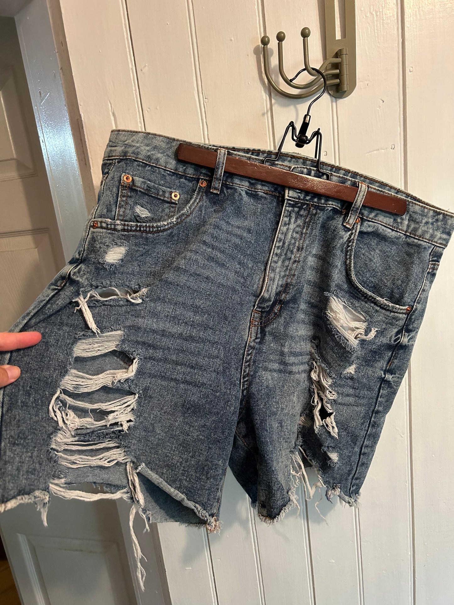 Aeropostale 14 light wash distressed 90 baggy shorts