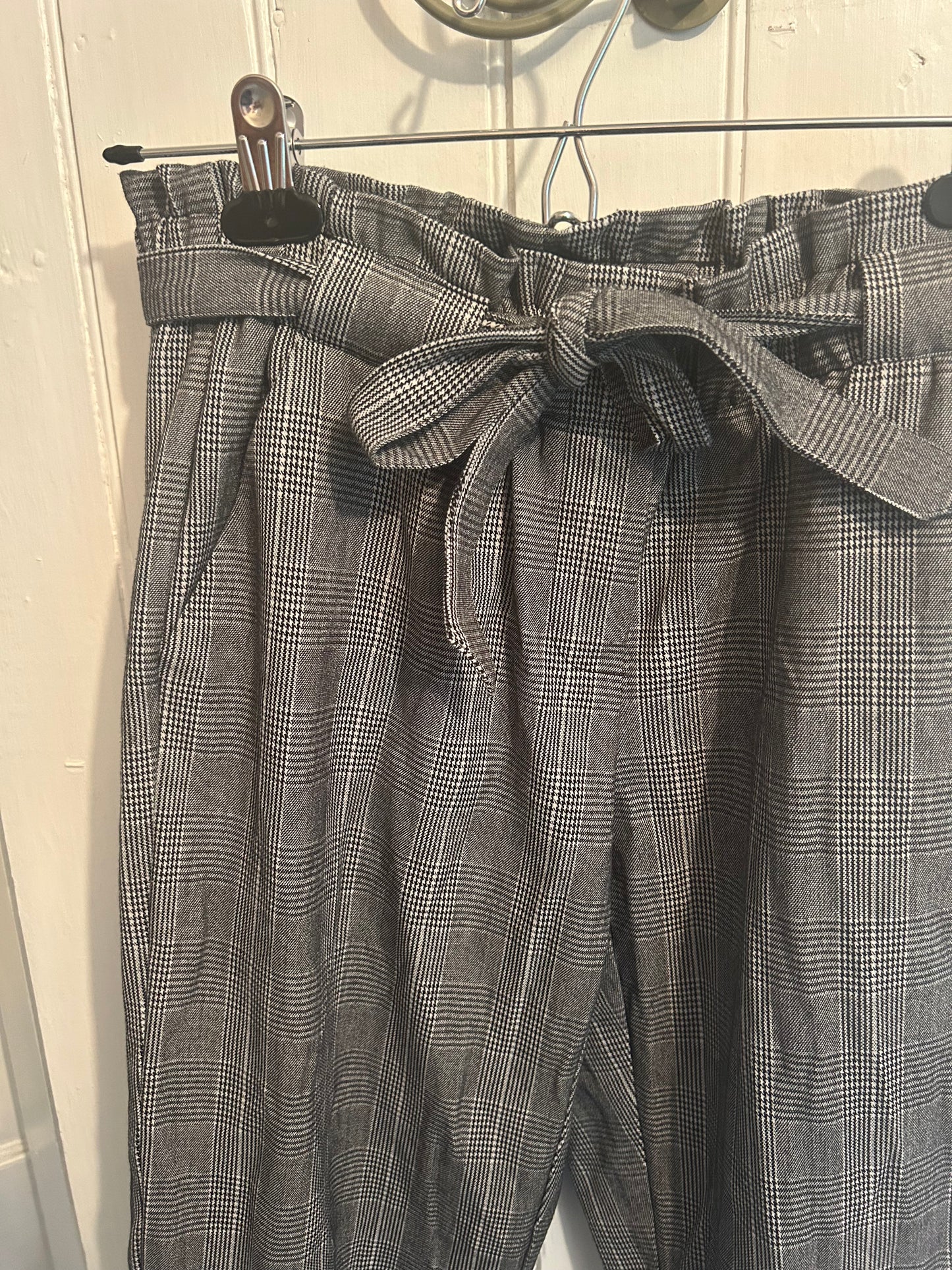 Reitmans 6 petite grey plaid paper bag pants