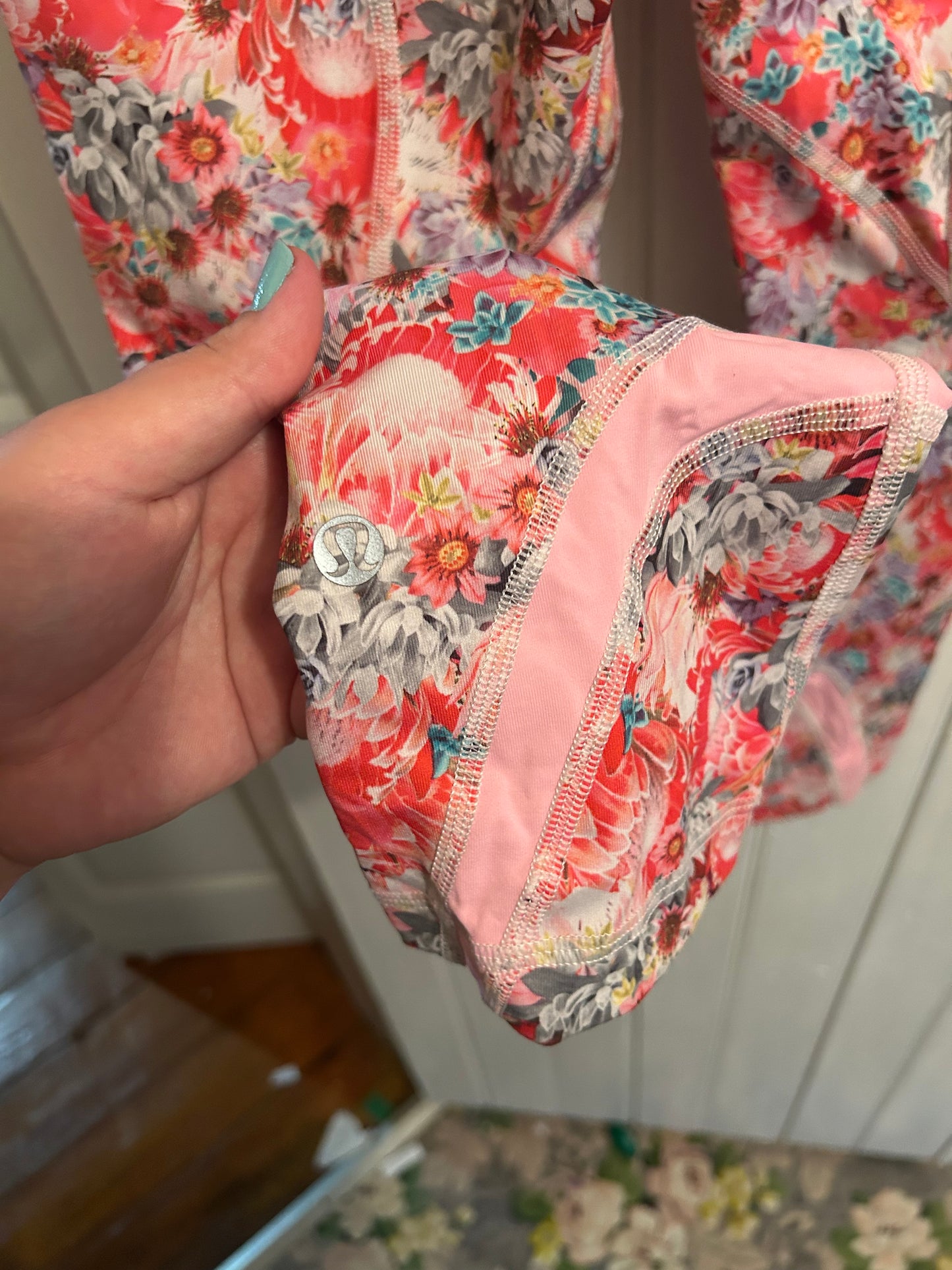 Lululemon 6 pink floral capris leggings