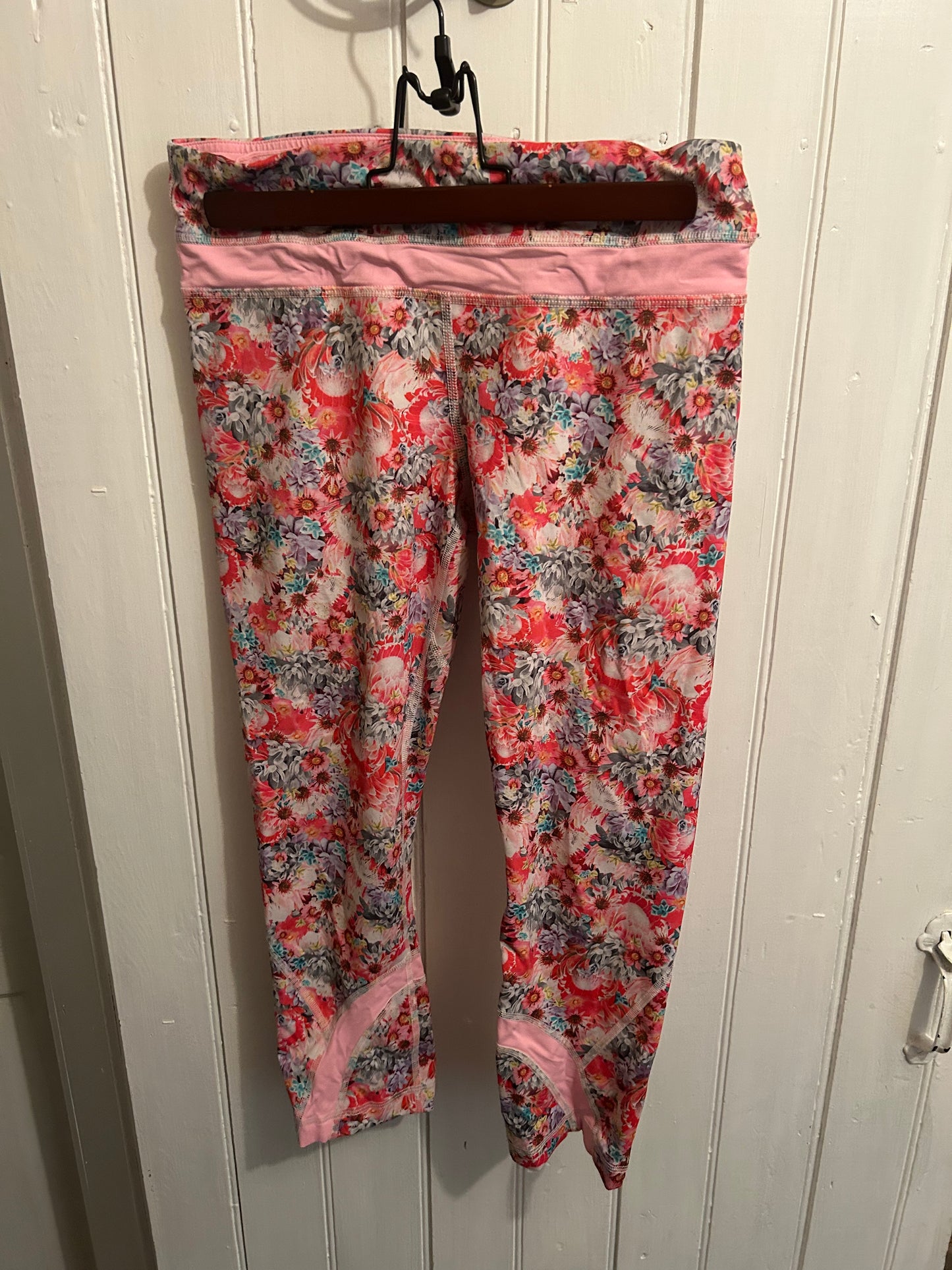Lululemon 6 pink floral capris leggings