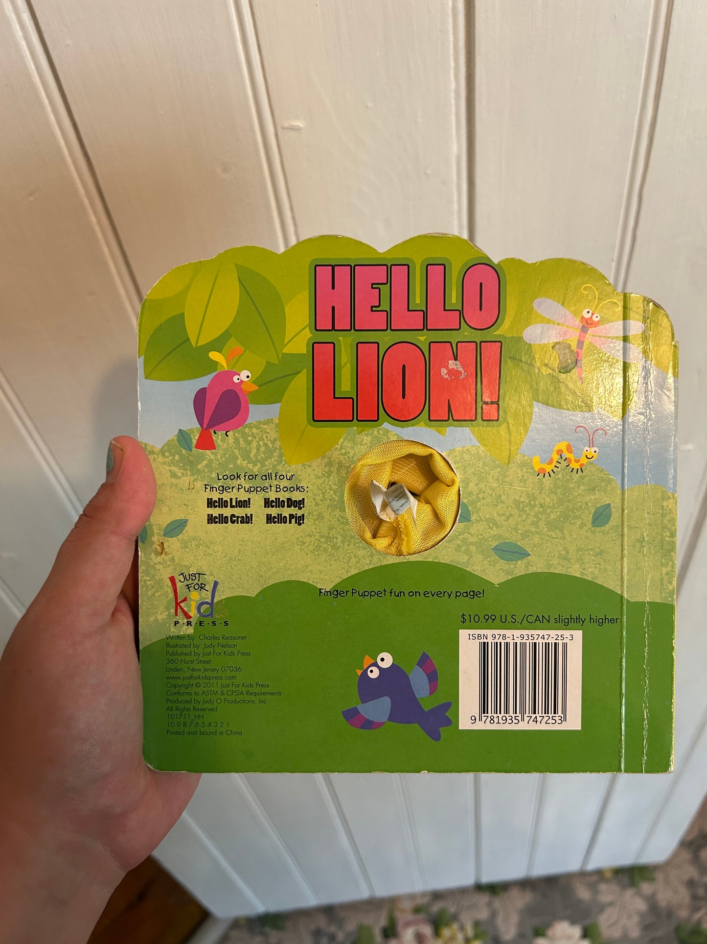 Hello lion finger puppet board book