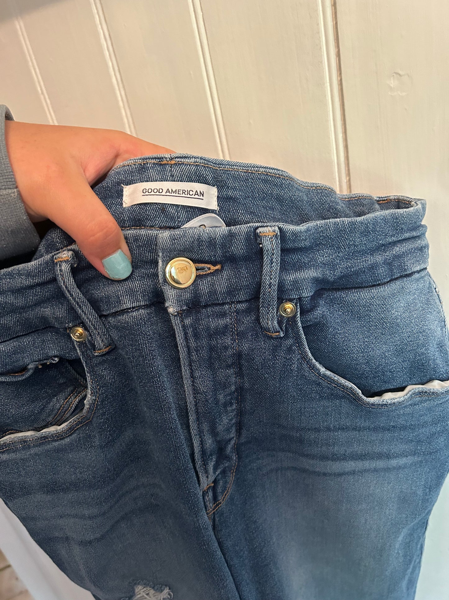 Good American 30 light wash skinny jeans with raw hems