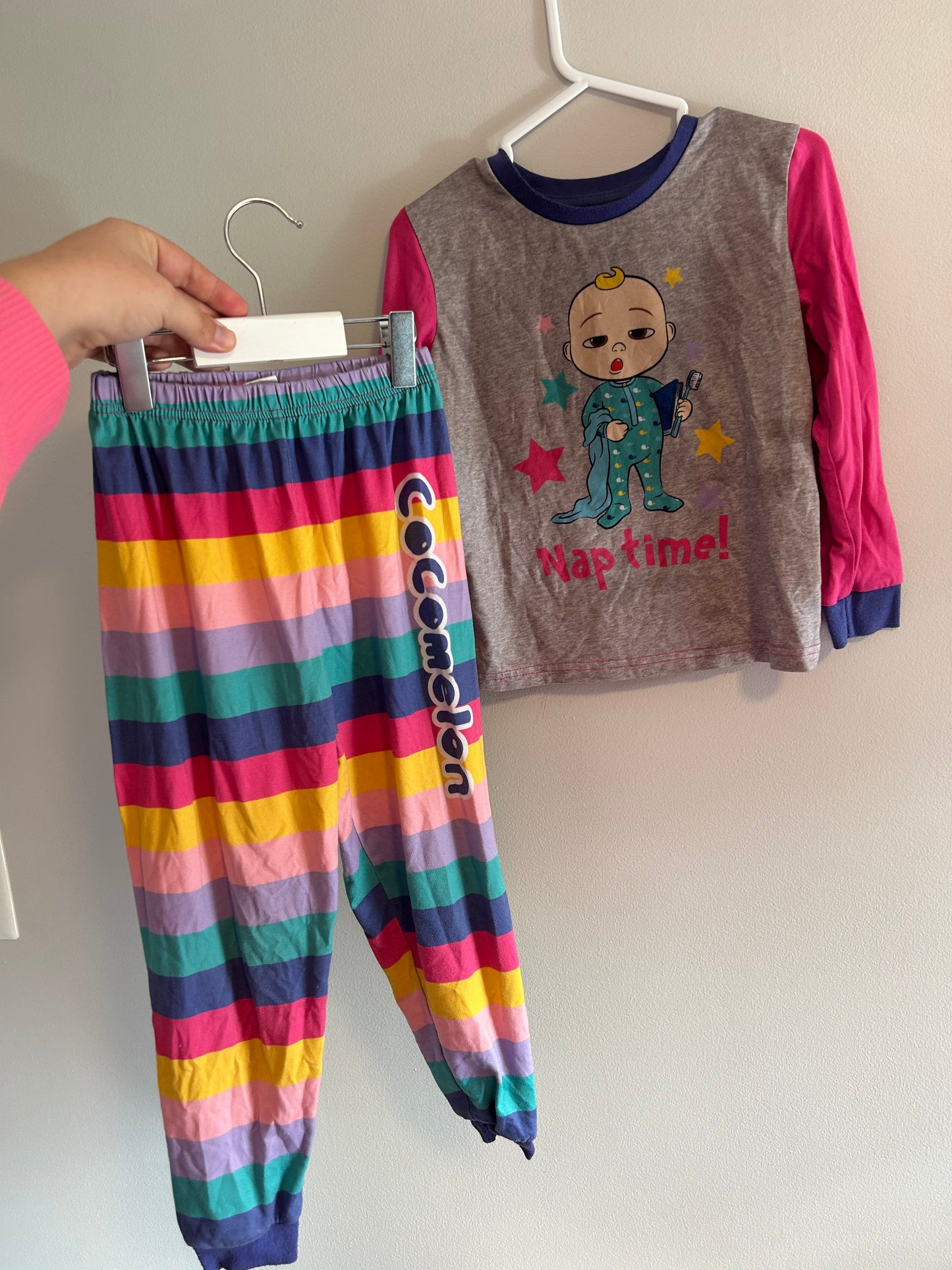 Cocomelon 5t rainbow 2pc sleep set